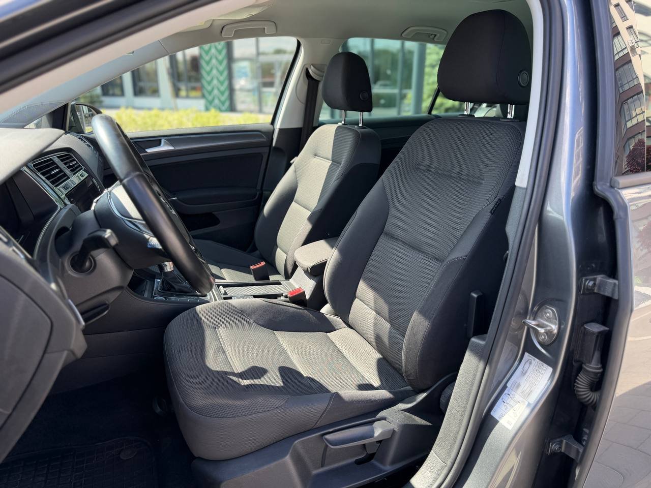 Фото - Volkswagen E-Golf #8