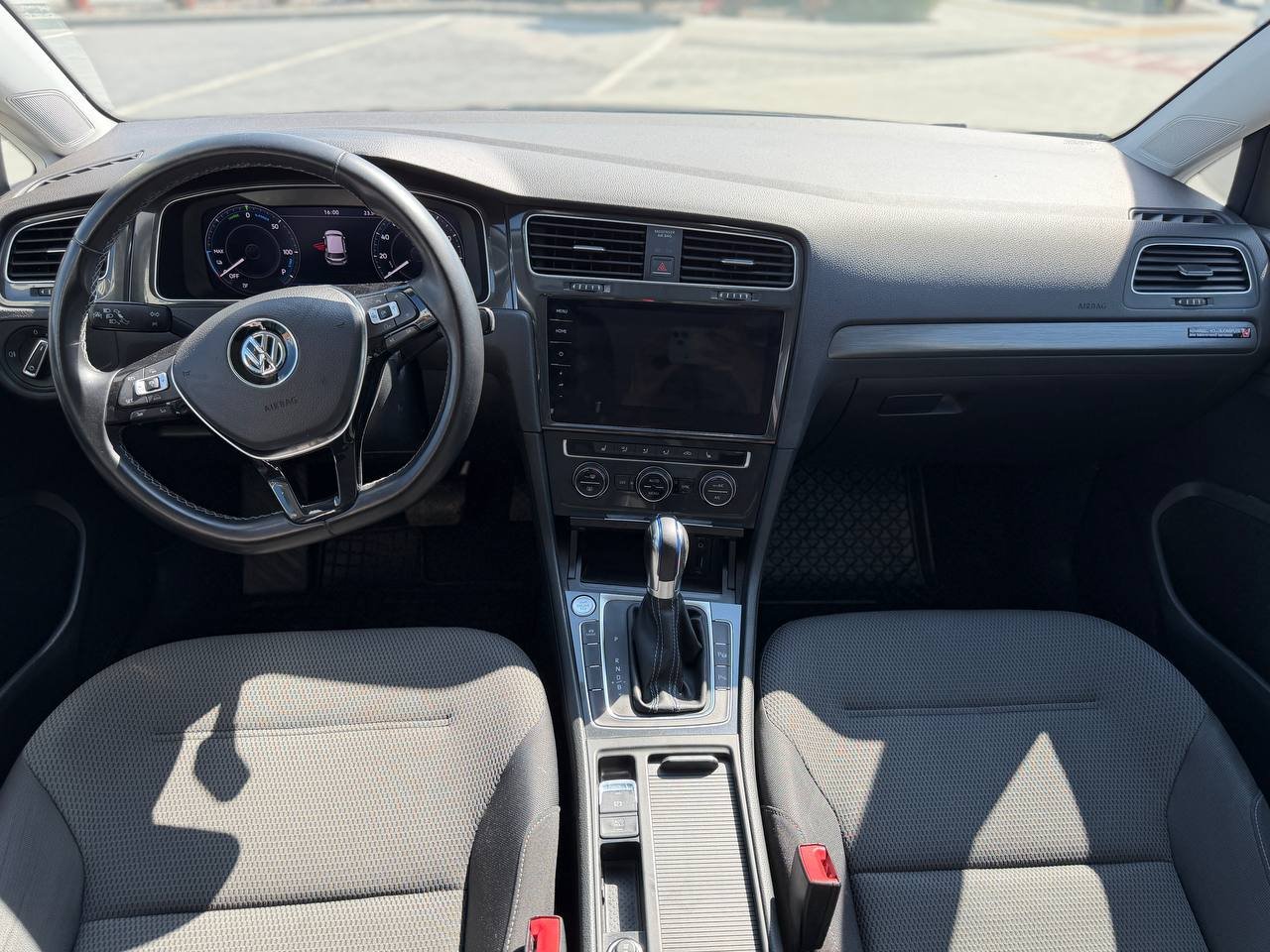Фото - Volkswagen E-Golf #9