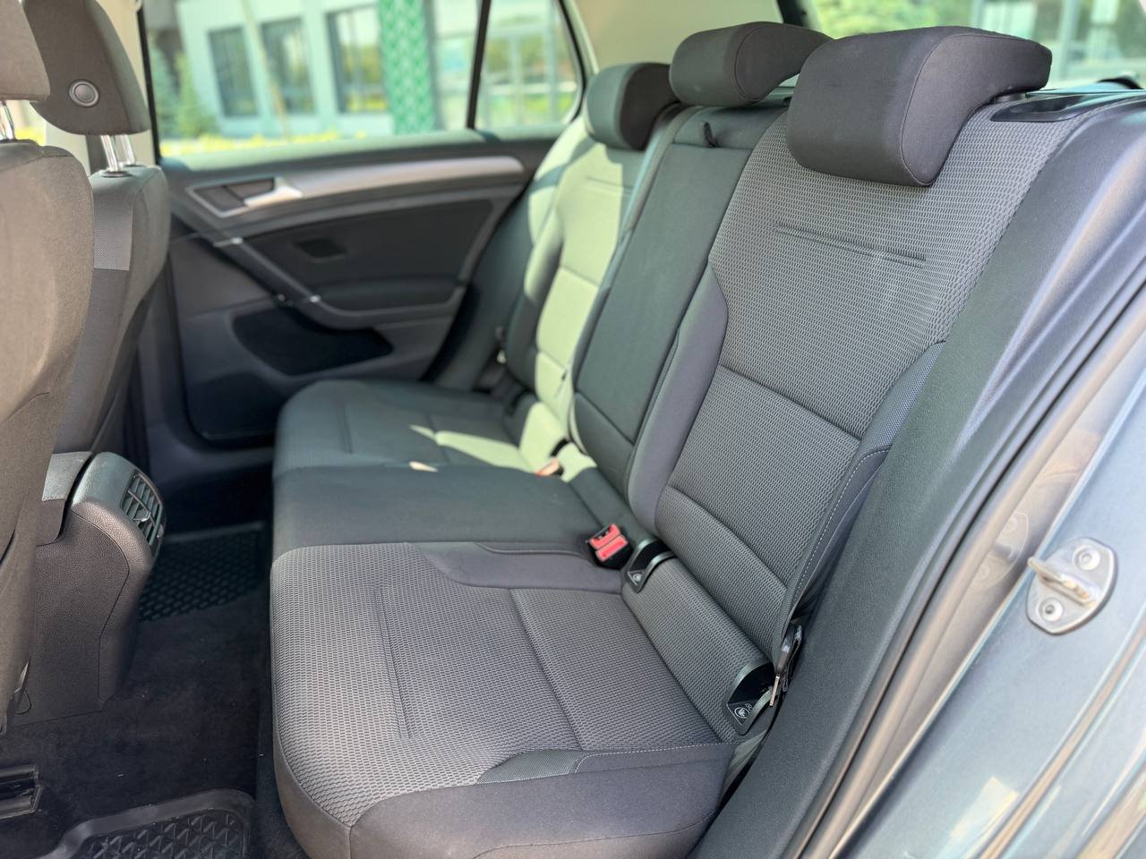 Фото - Volkswagen E-Golf #10