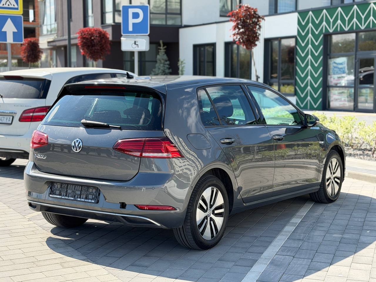 Фото - Volkswagen E-Golf #4