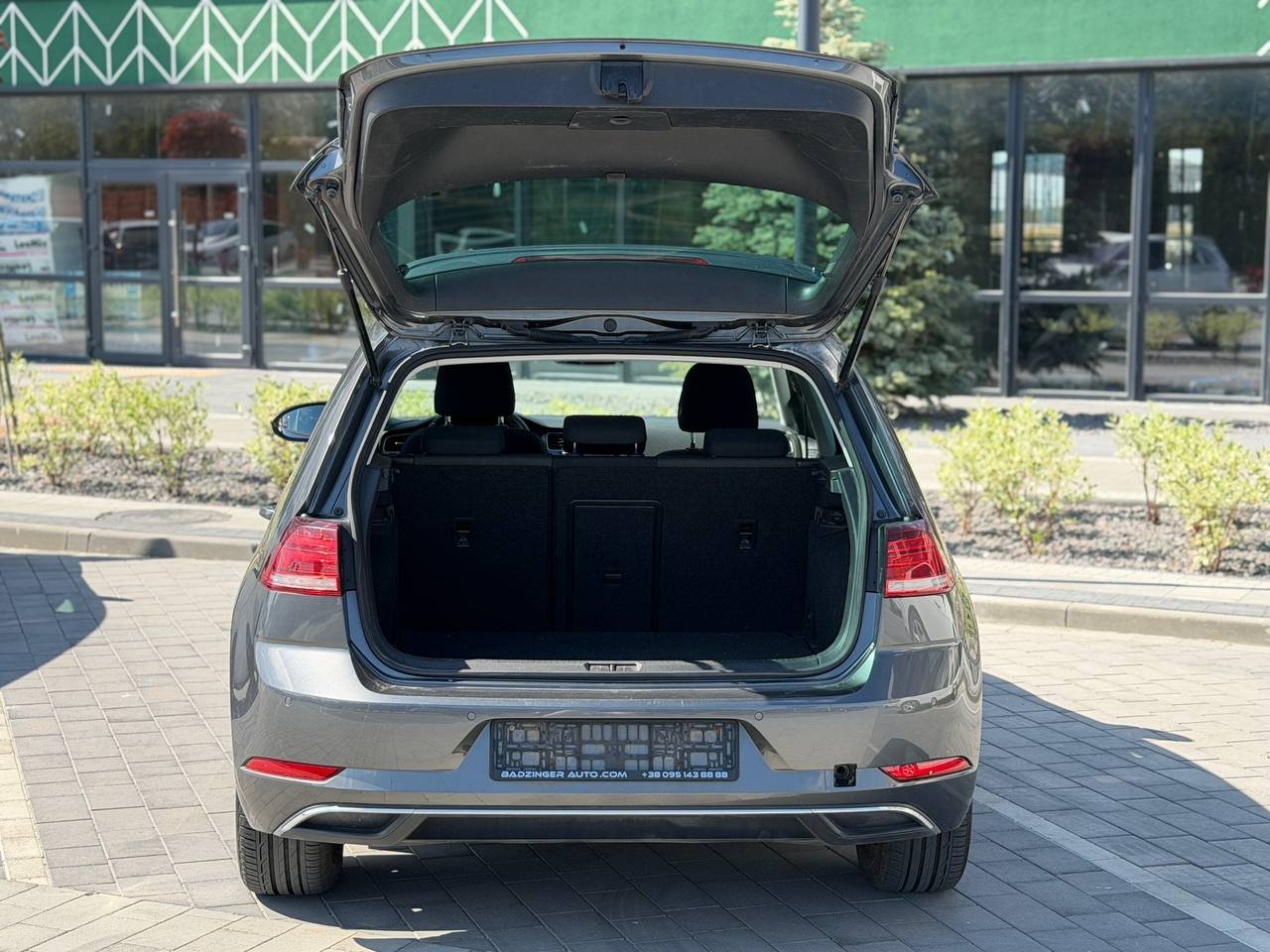 Фото - Volkswagen E-Golf #11