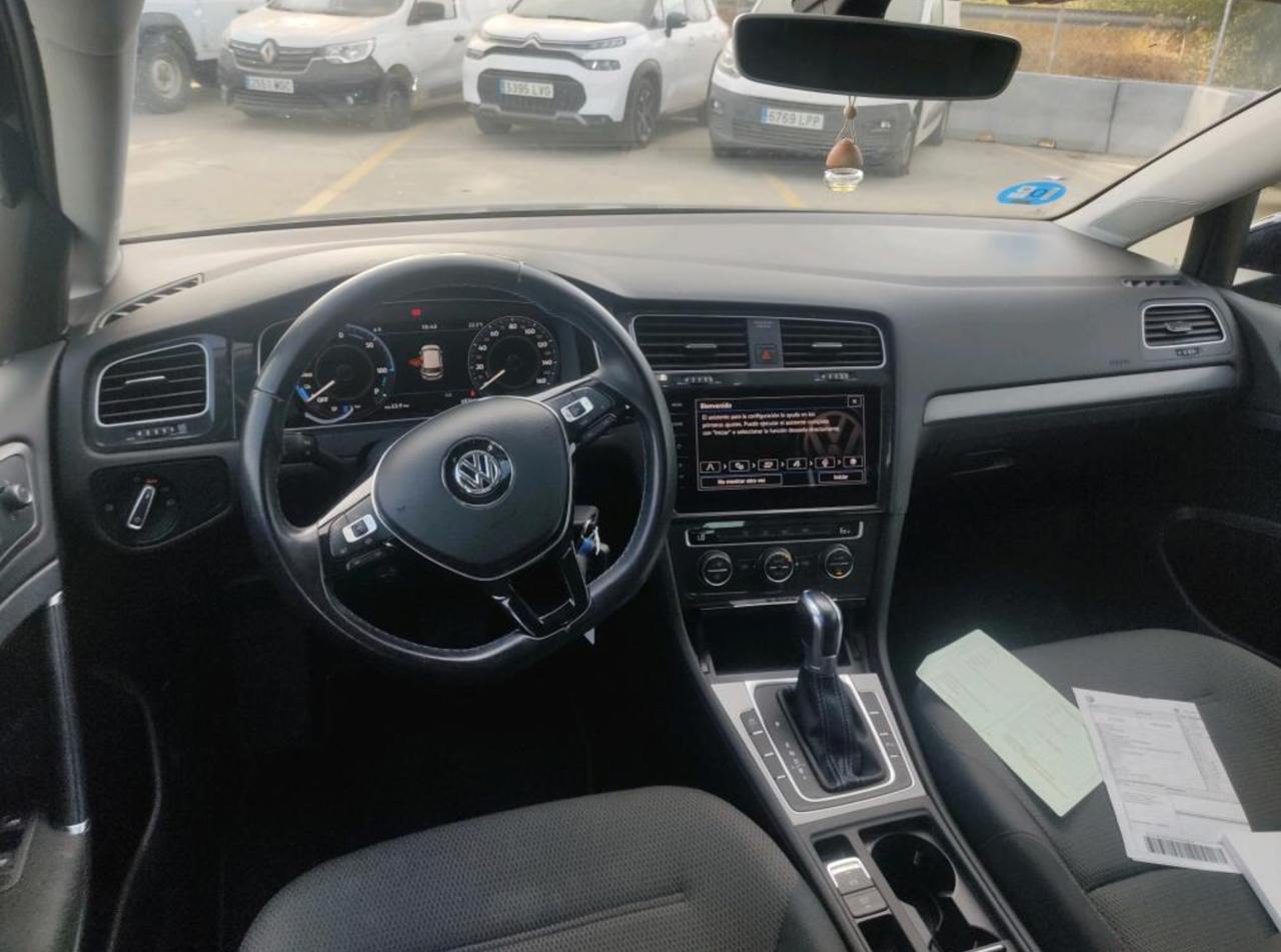 Фото - Volkswagen E-Golf #5