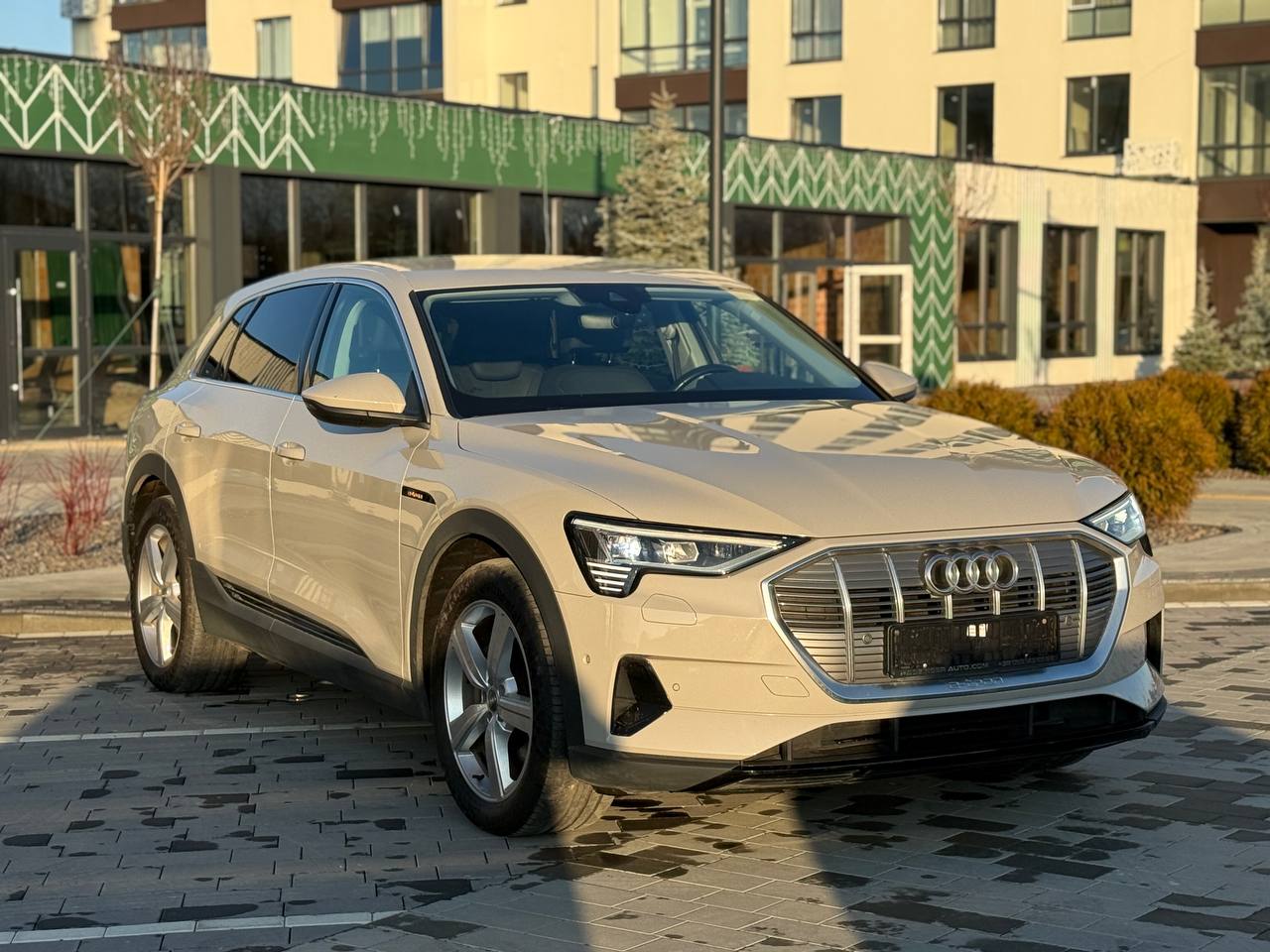 Фото - Audi E-tron #3