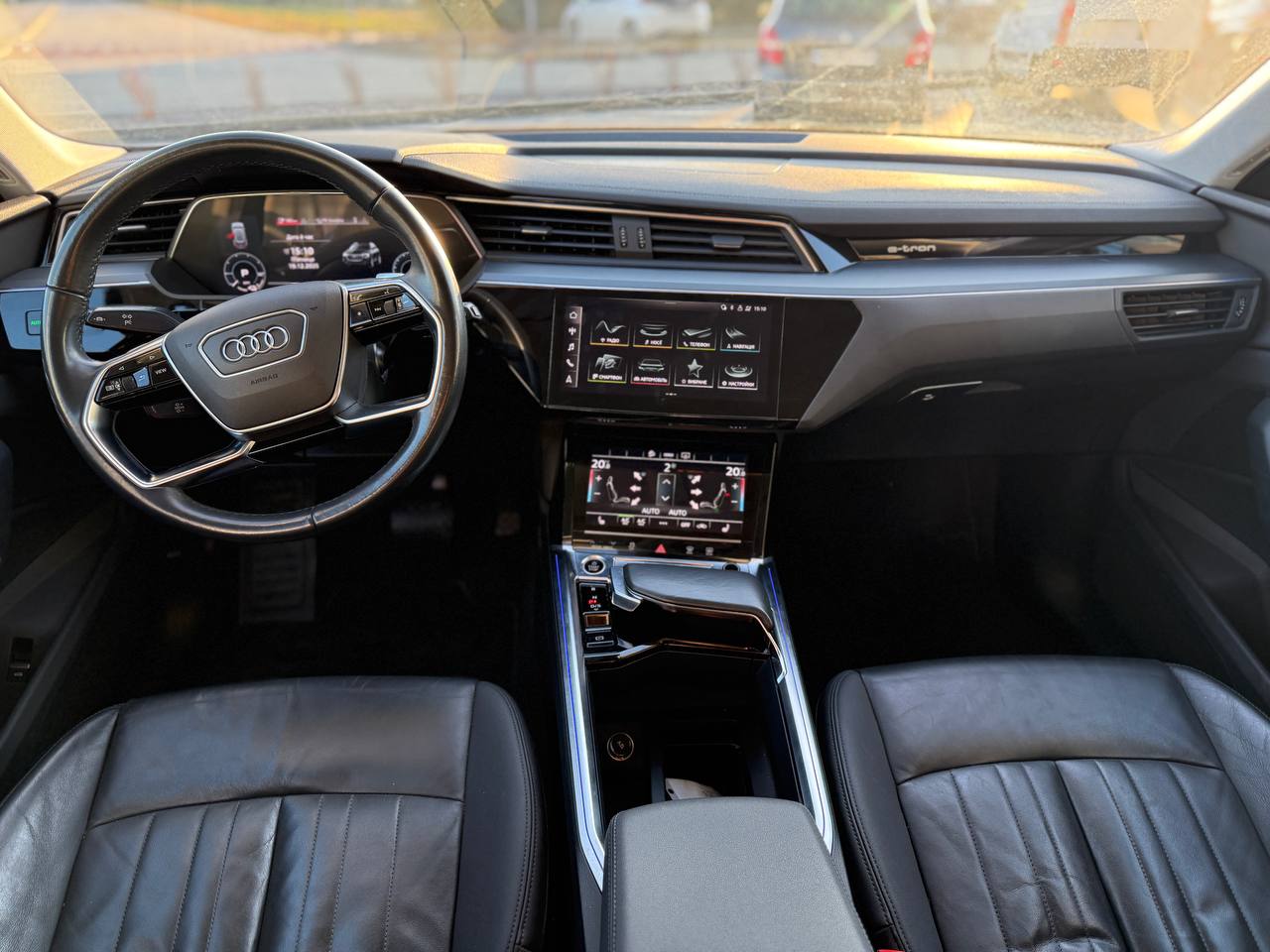 Фото - Audi E-tron #10