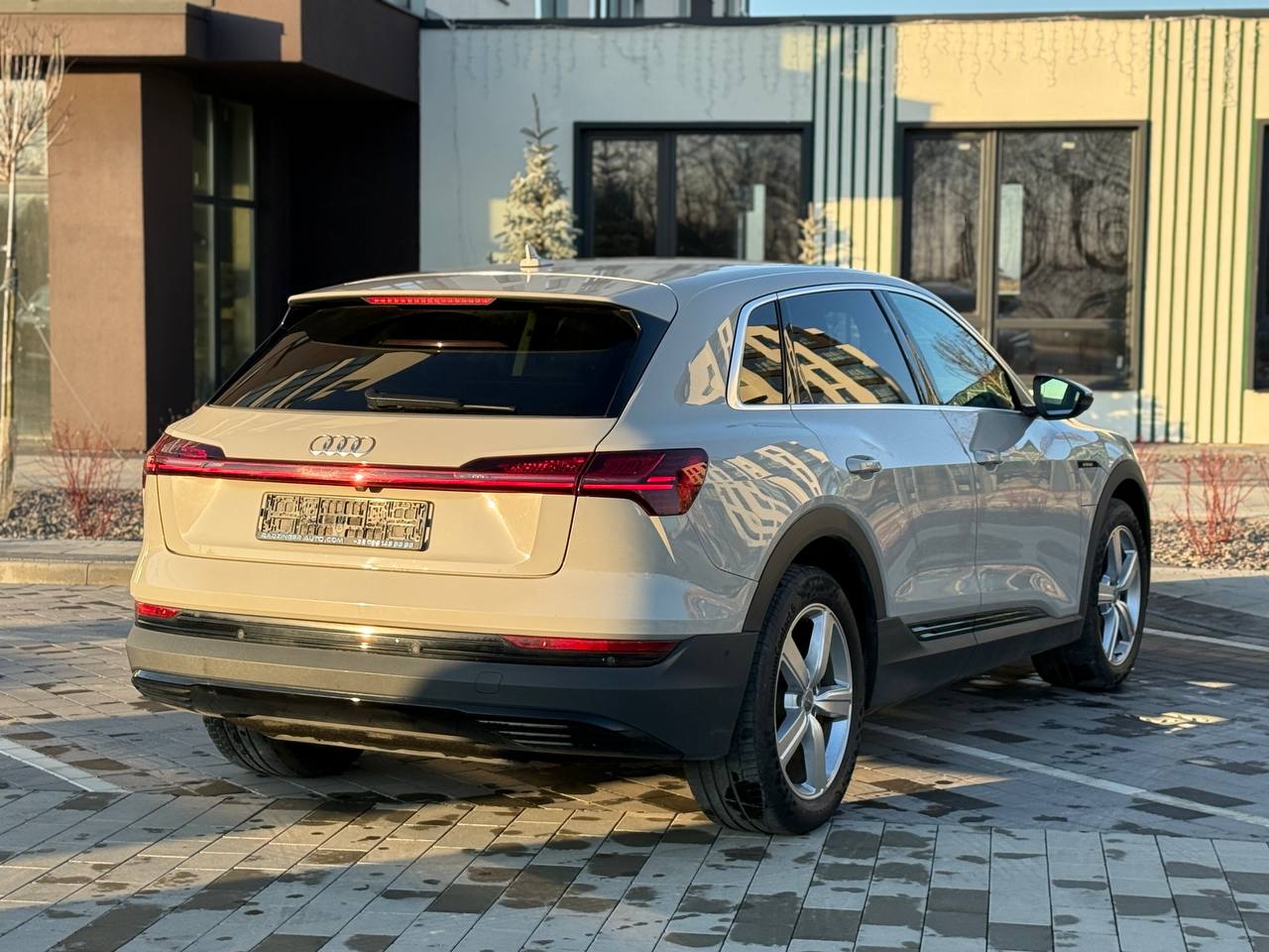 Фото - Audi E-tron #4