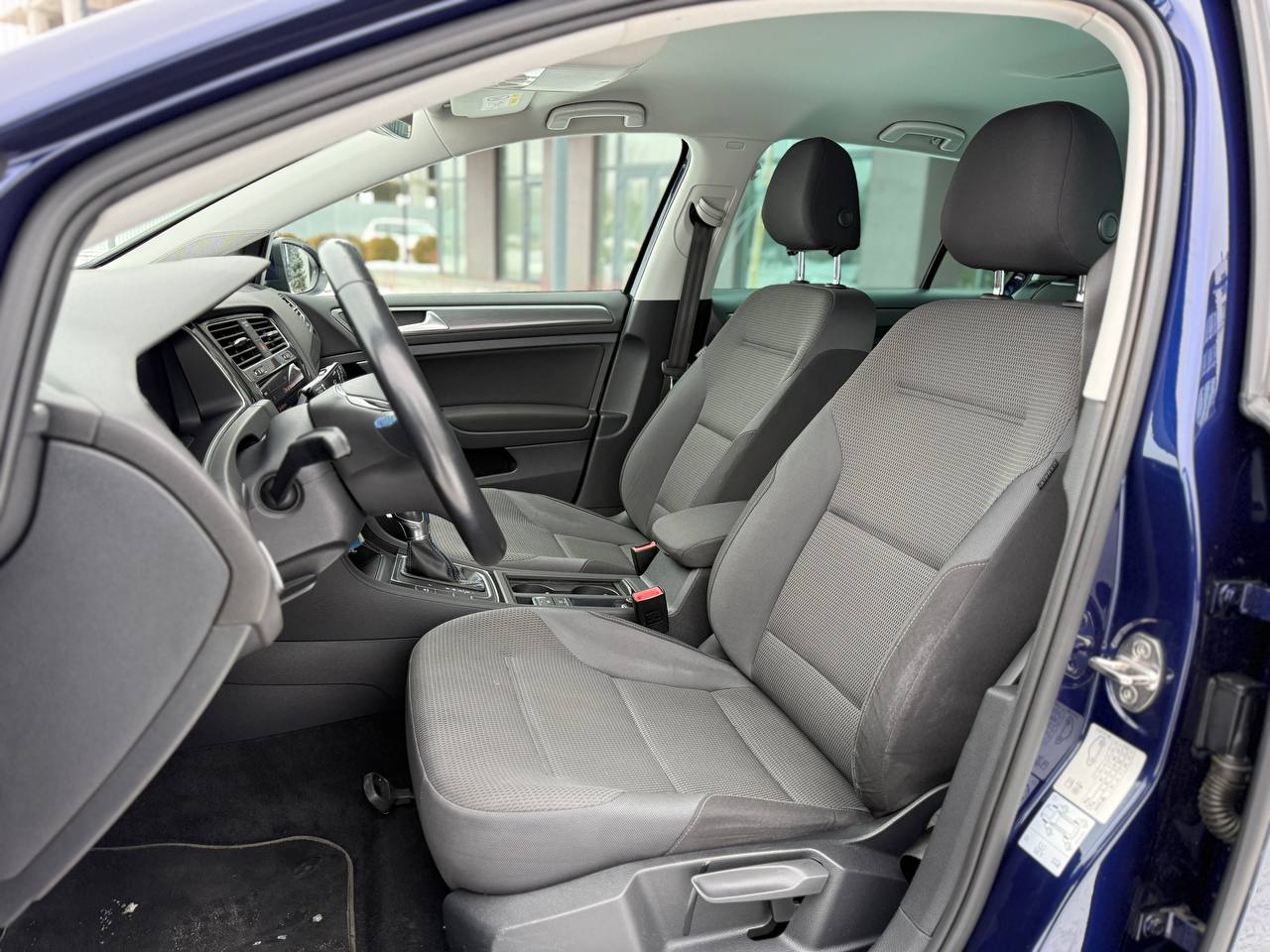 Фото - Volkswagen E-Golf #9