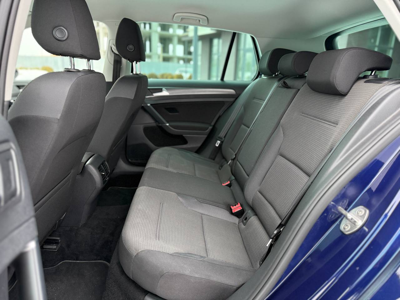 Фото - Volkswagen E-Golf #10