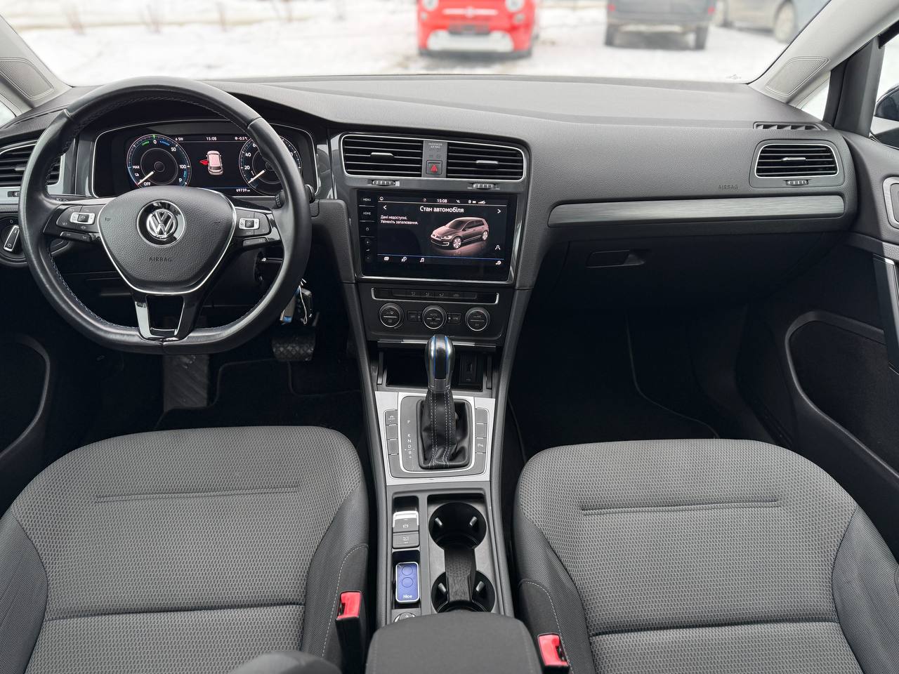 Фото - Volkswagen E-Golf #8