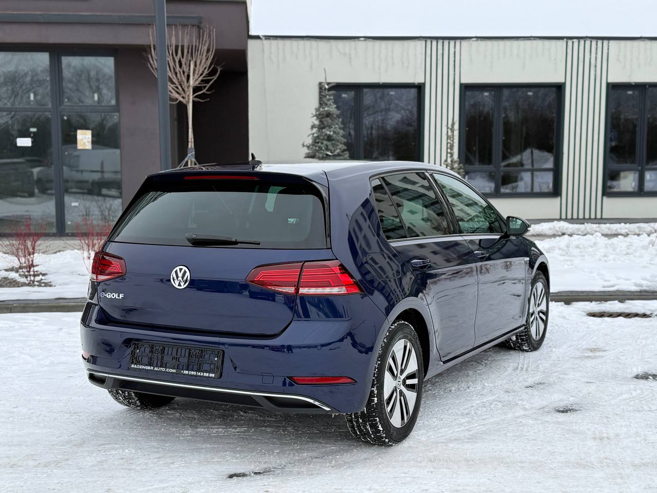 Фото - Volkswagen E-Golf #4