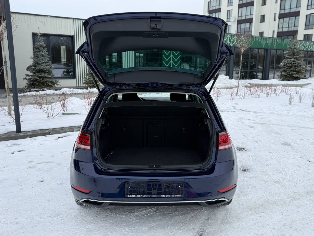 Фото - Volkswagen E-Golf #11