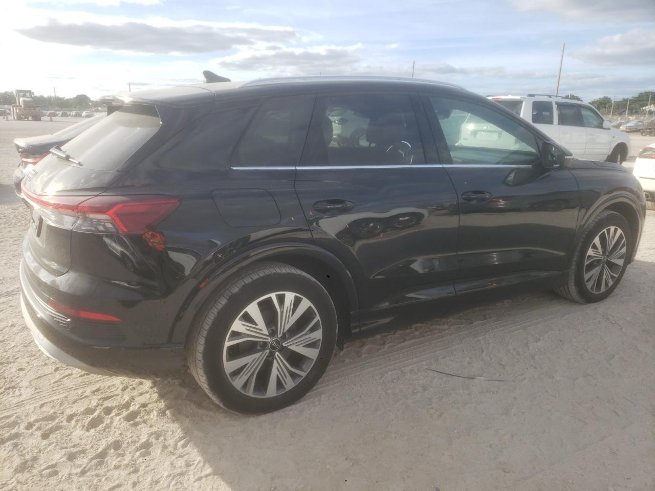 Фото - Audi Q4 e-tron #8