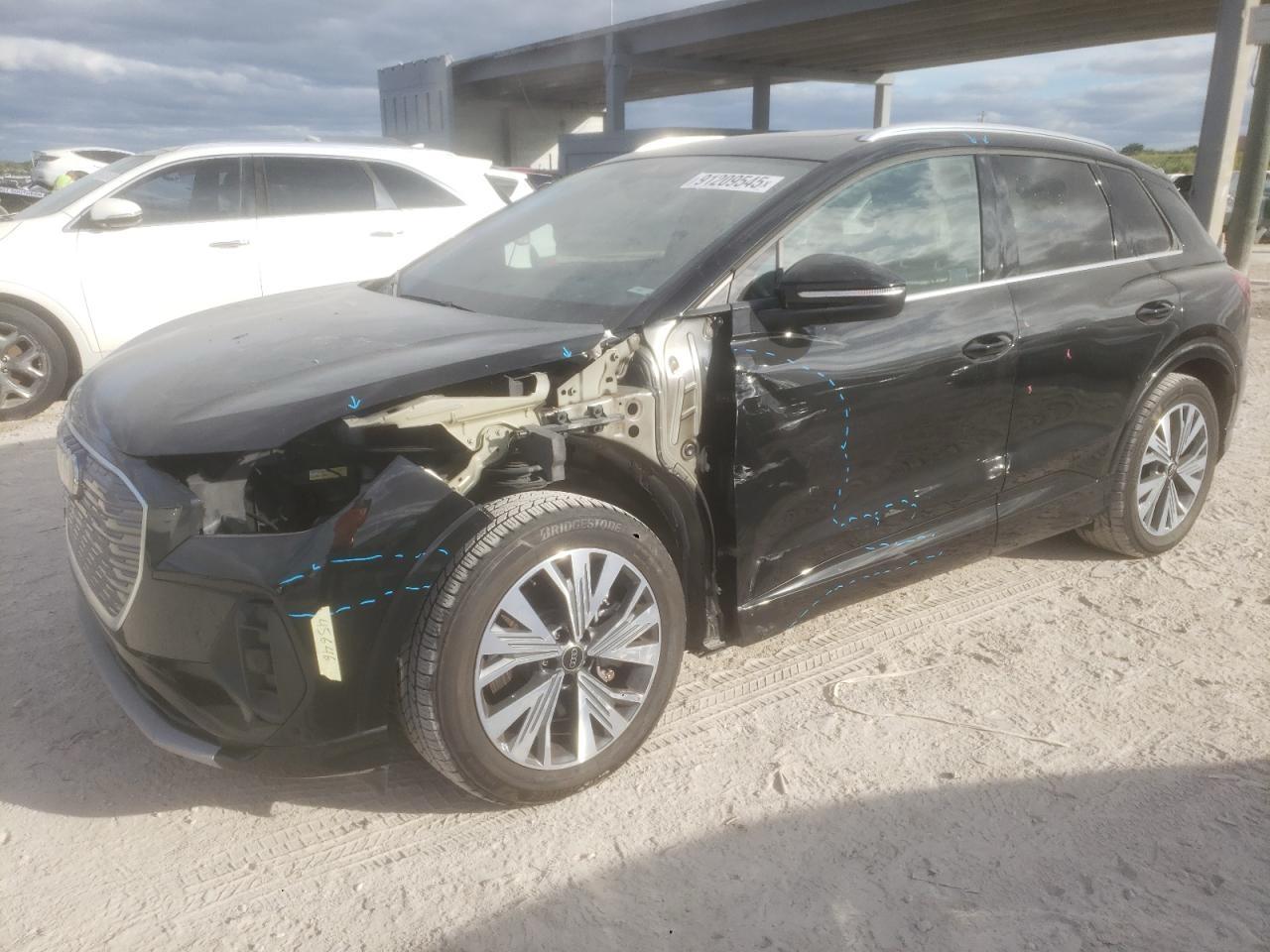 Фото - Audi Q4 e-tron #2