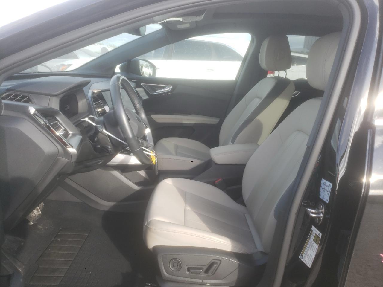 Фото - Audi Q4 e-tron #5