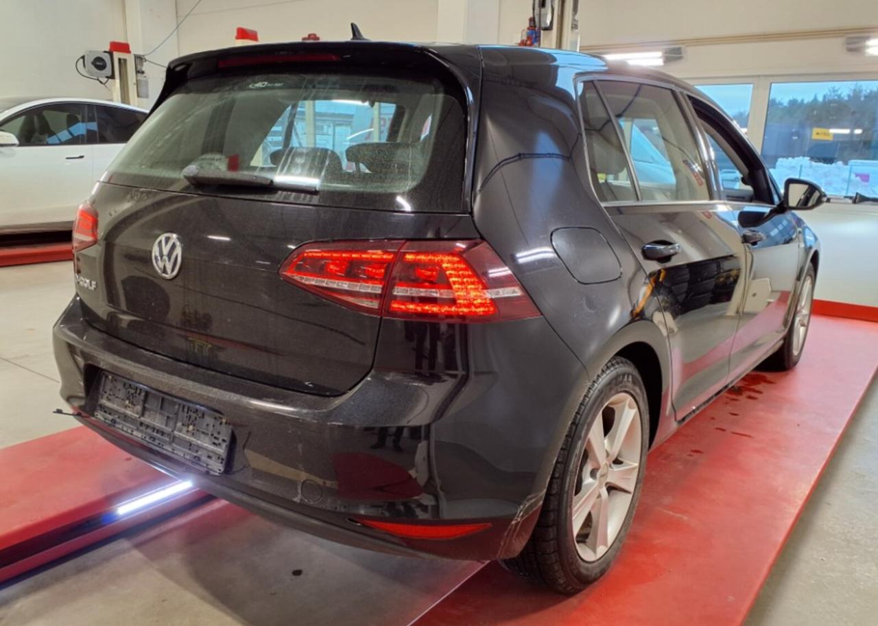 Фото - Volkswagen E-Golf #3
