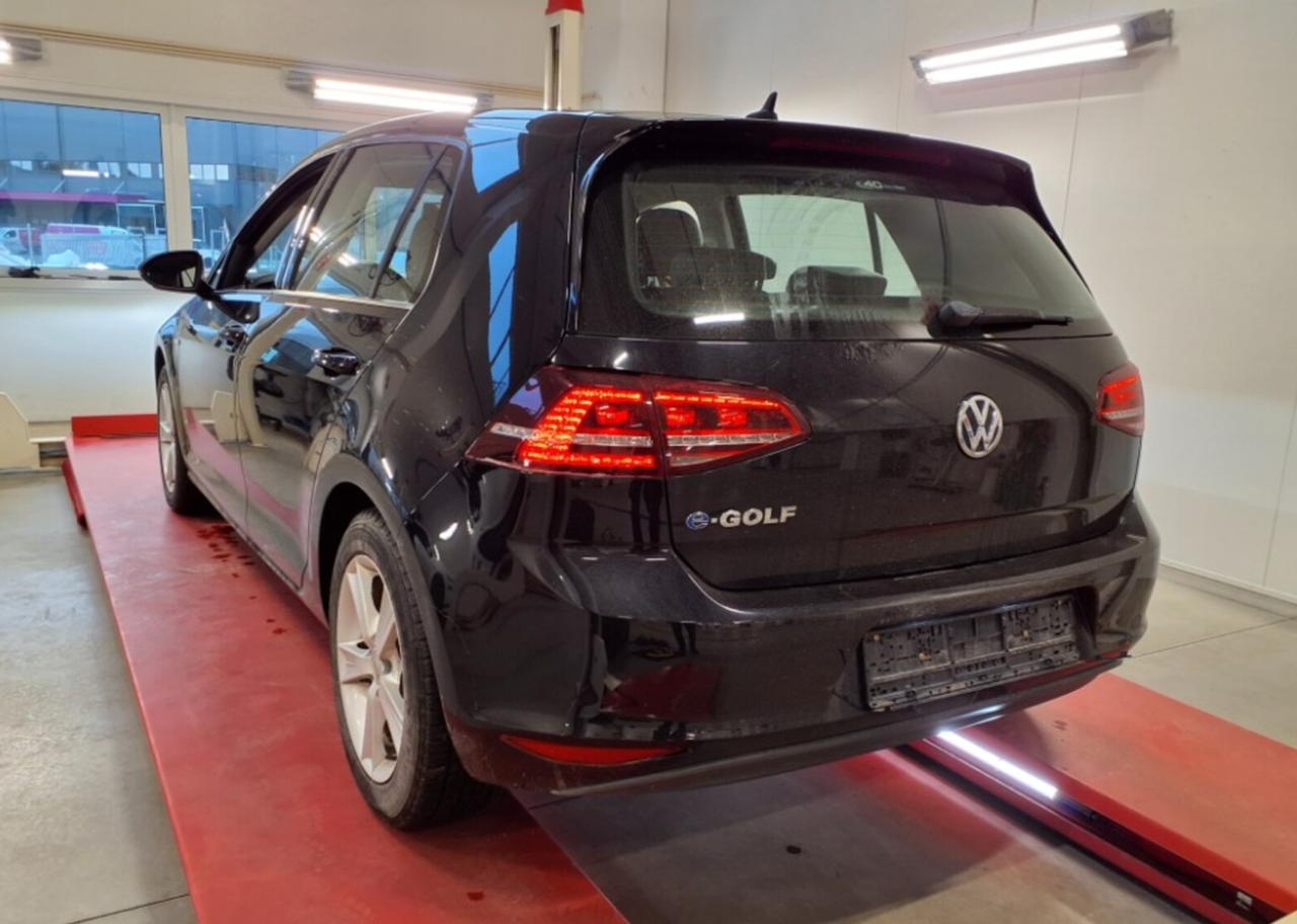 Фото - Volkswagen E-Golf #4