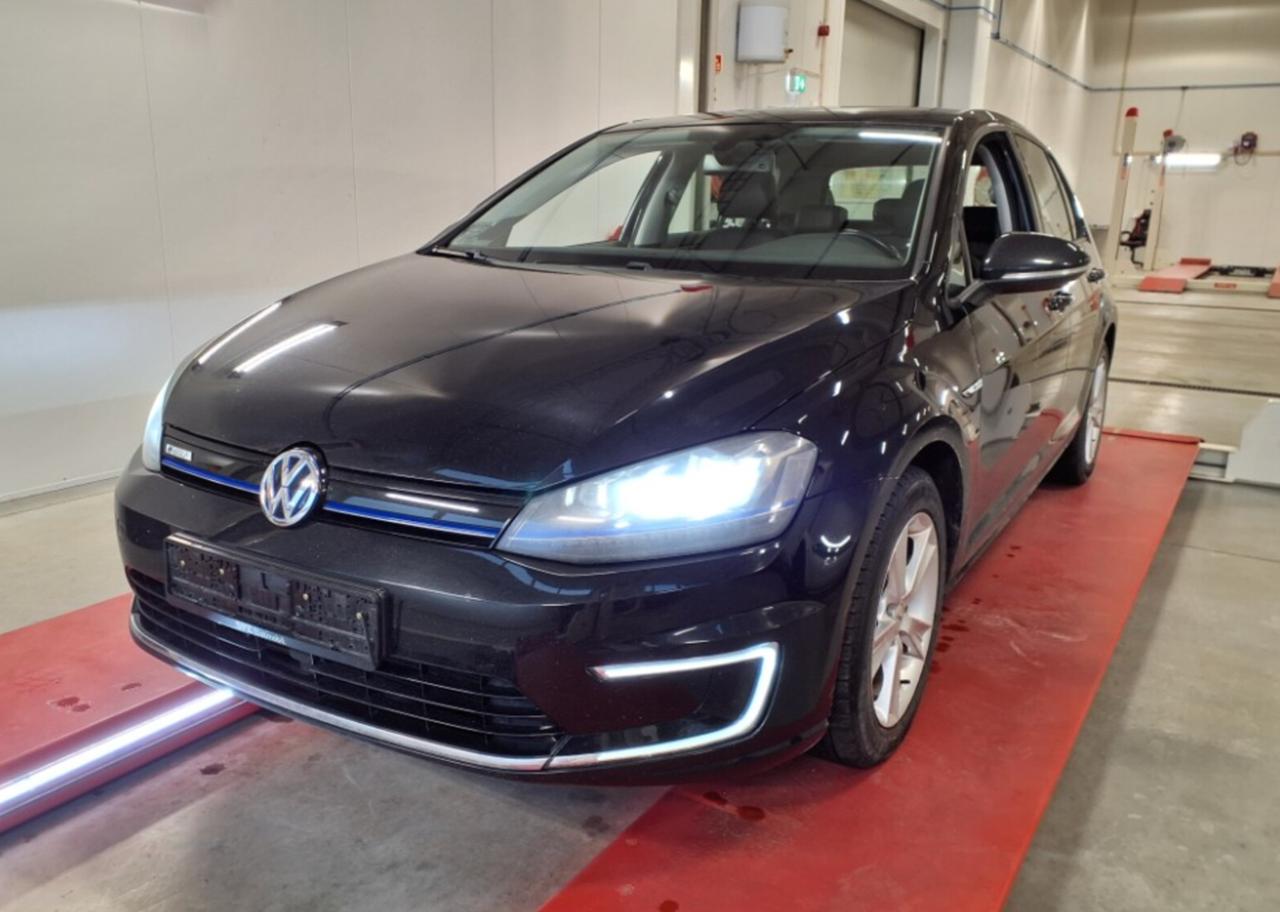 Фото - Volkswagen E-Golf #5