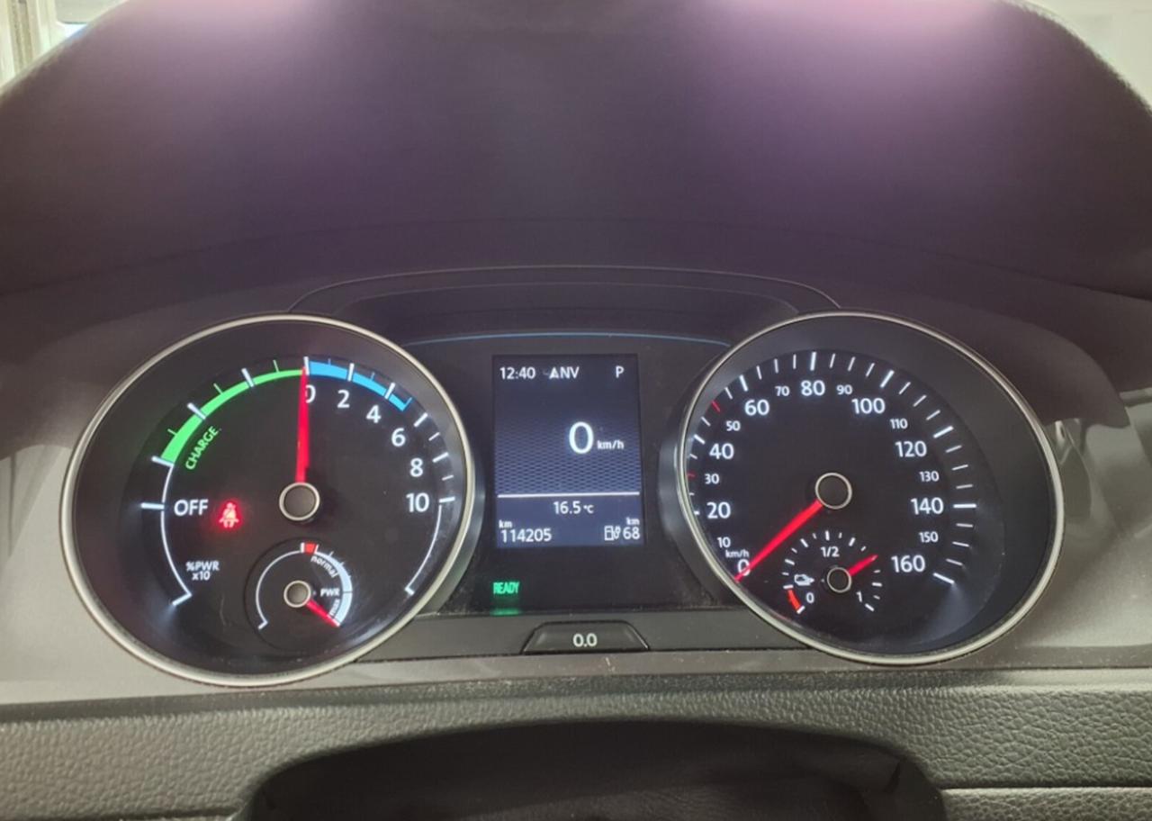 Фото - Volkswagen E-Golf #9