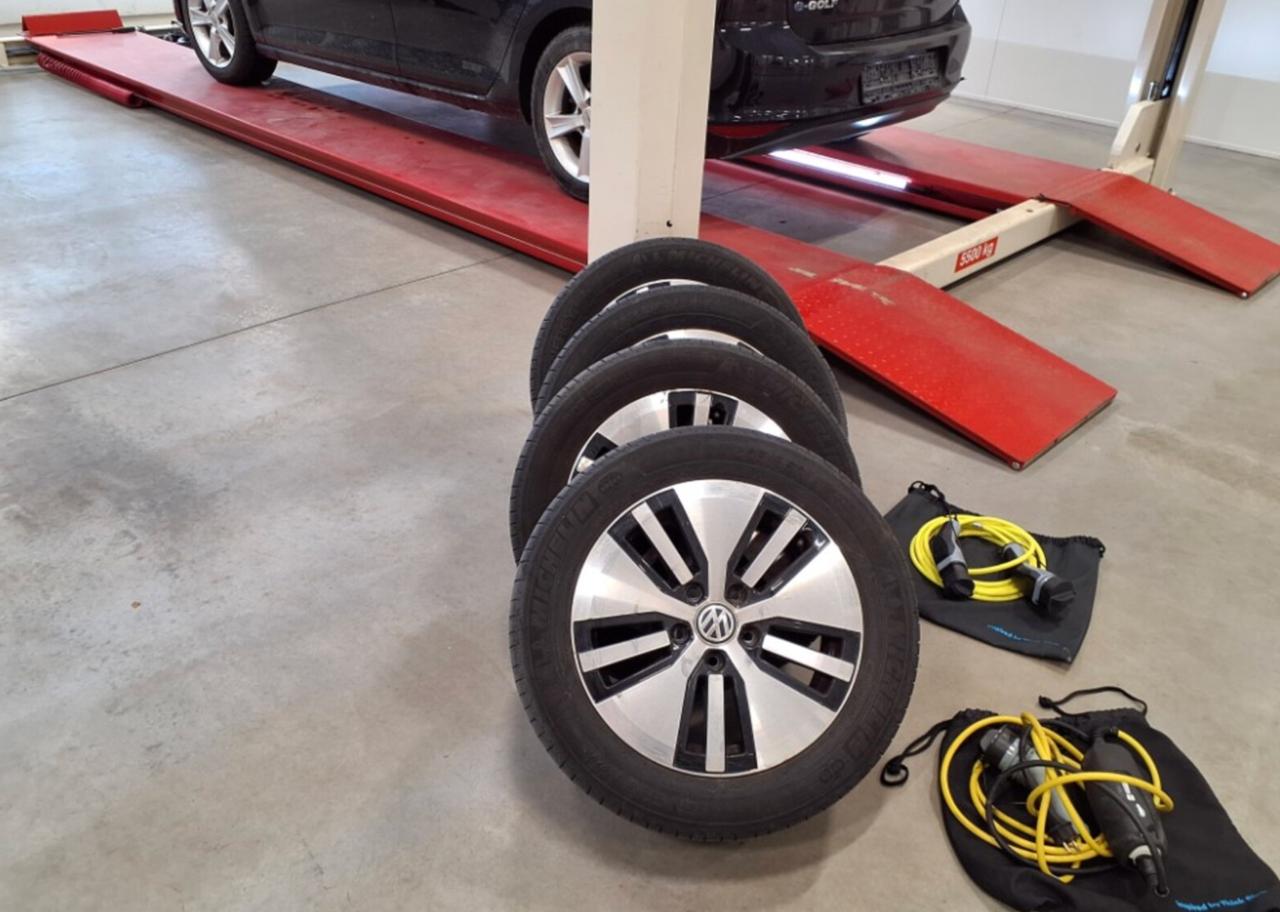 Фото - Volkswagen E-Golf #6