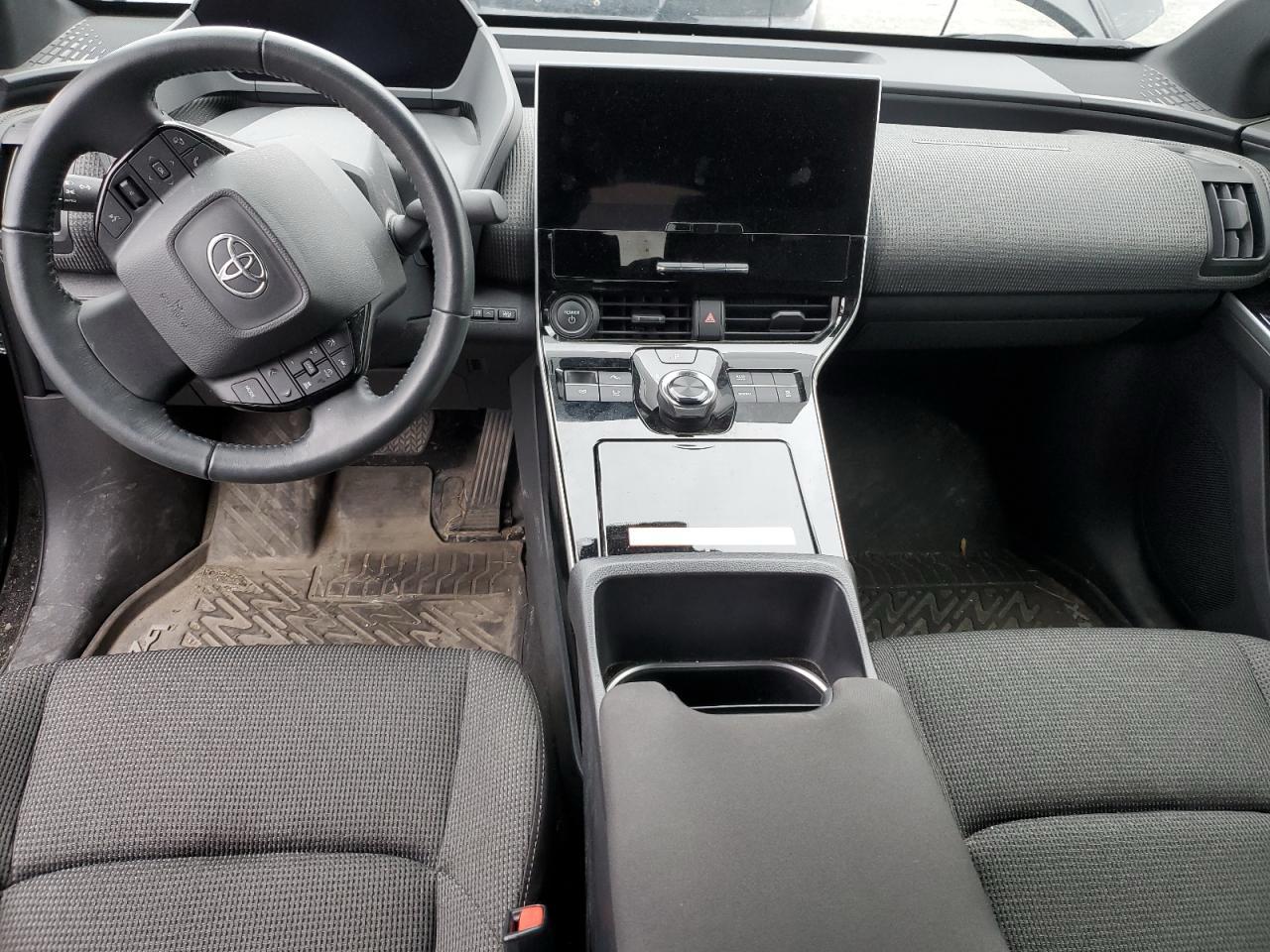 Фото - Toyota bZ4X #9