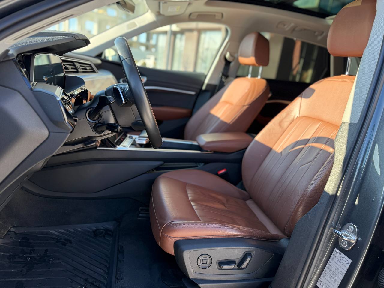 Фото - Audi E-tron #8