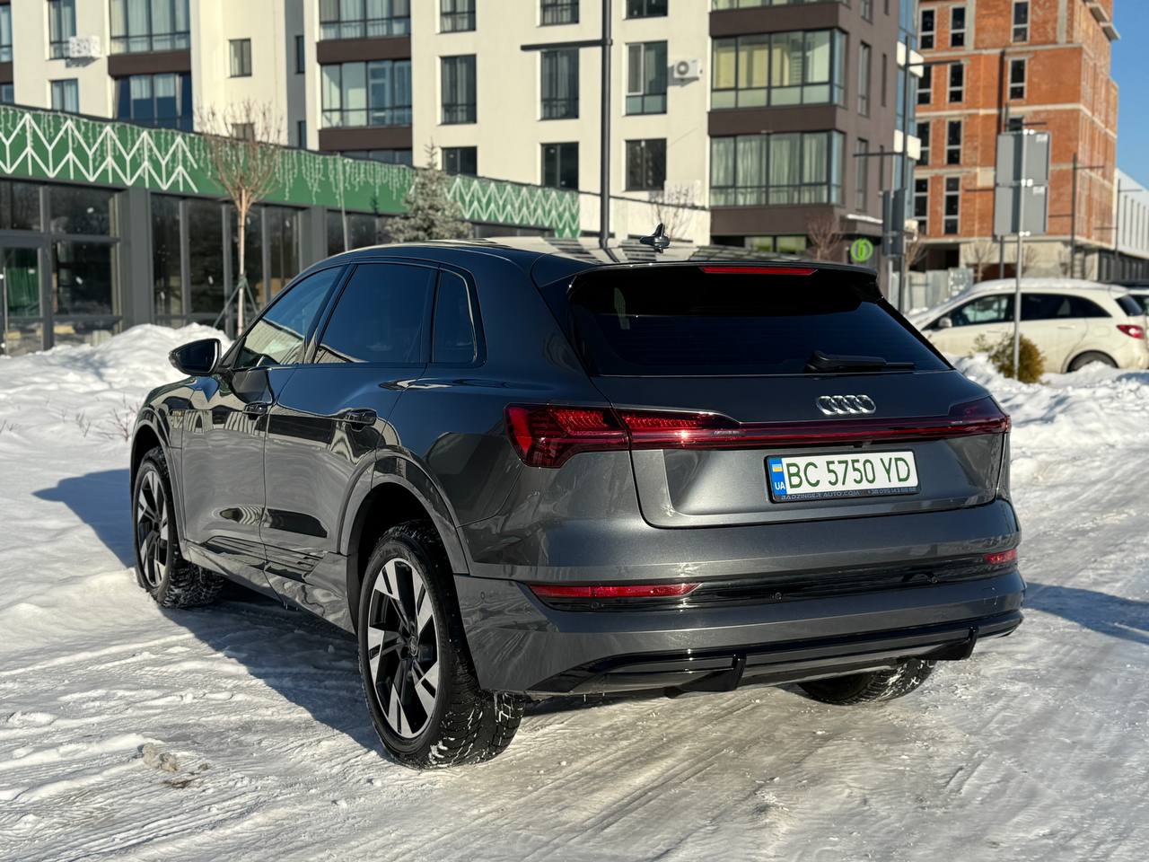 Фото - Audi E-tron #4