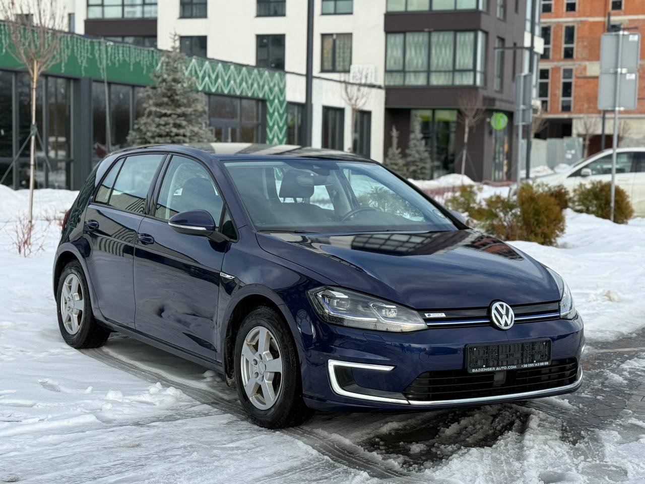 Фото - Volkswagen E-Golf #3