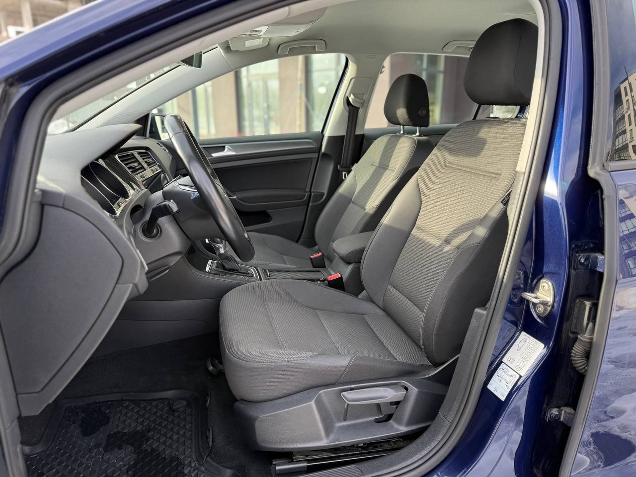 Фото - Volkswagen E-Golf #7