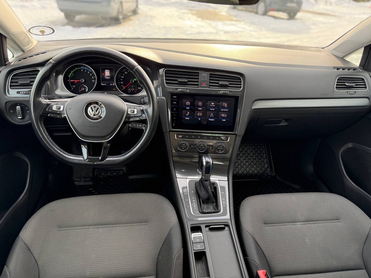 Фото - Volkswagen E-Golf #9