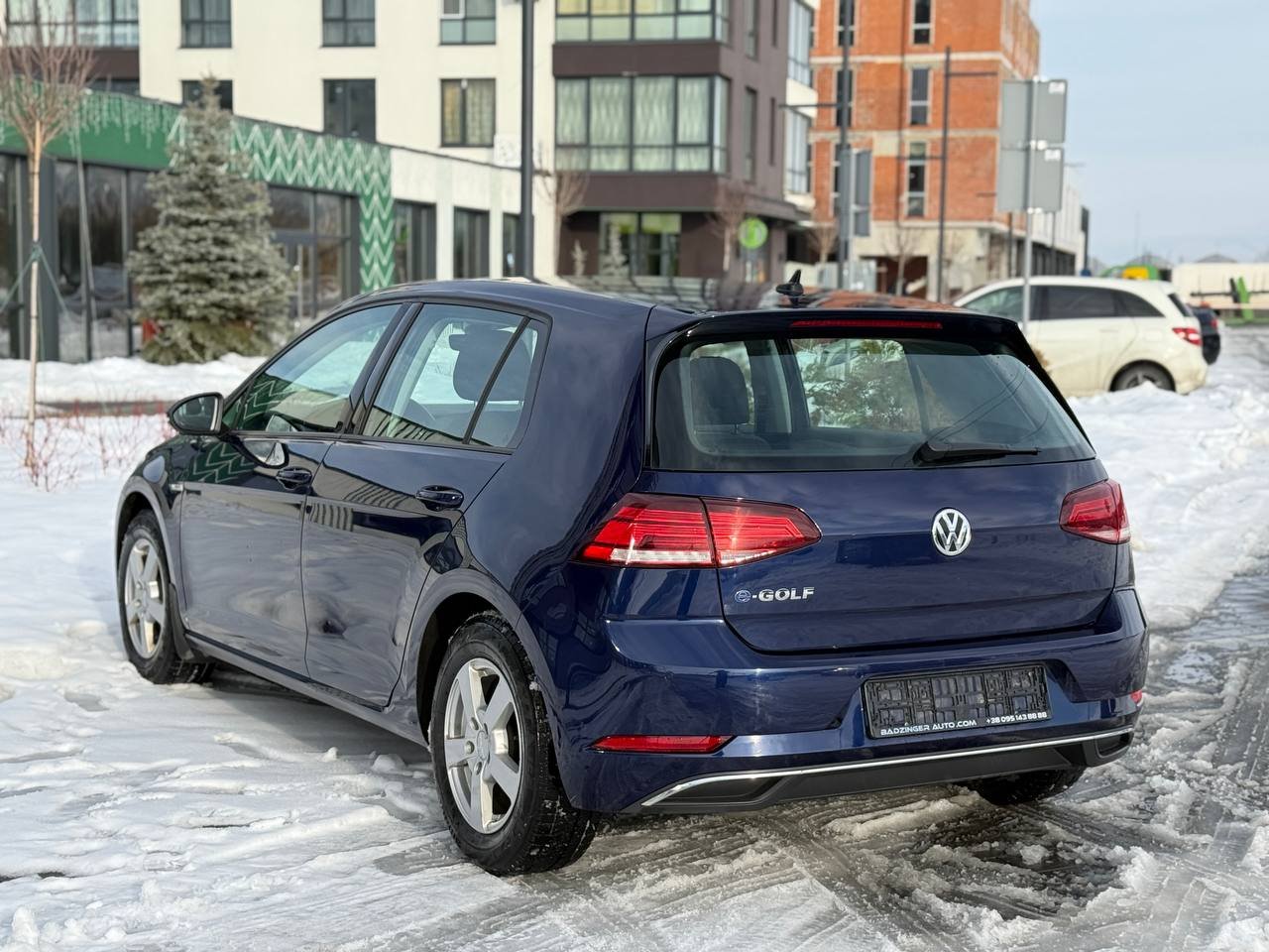 Фото - Volkswagen E-Golf #6