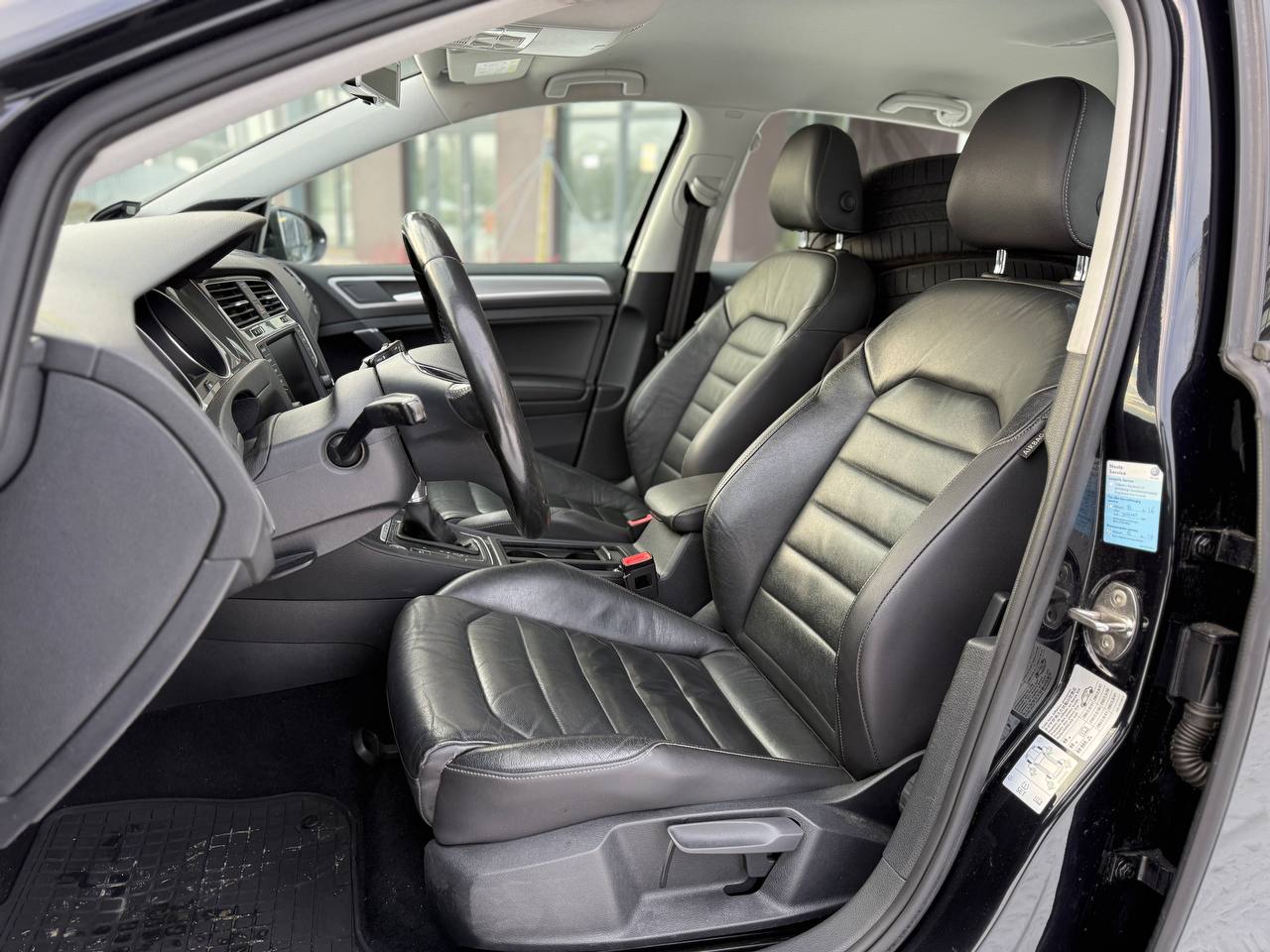 Фото - Volkswagen E-Golf #9