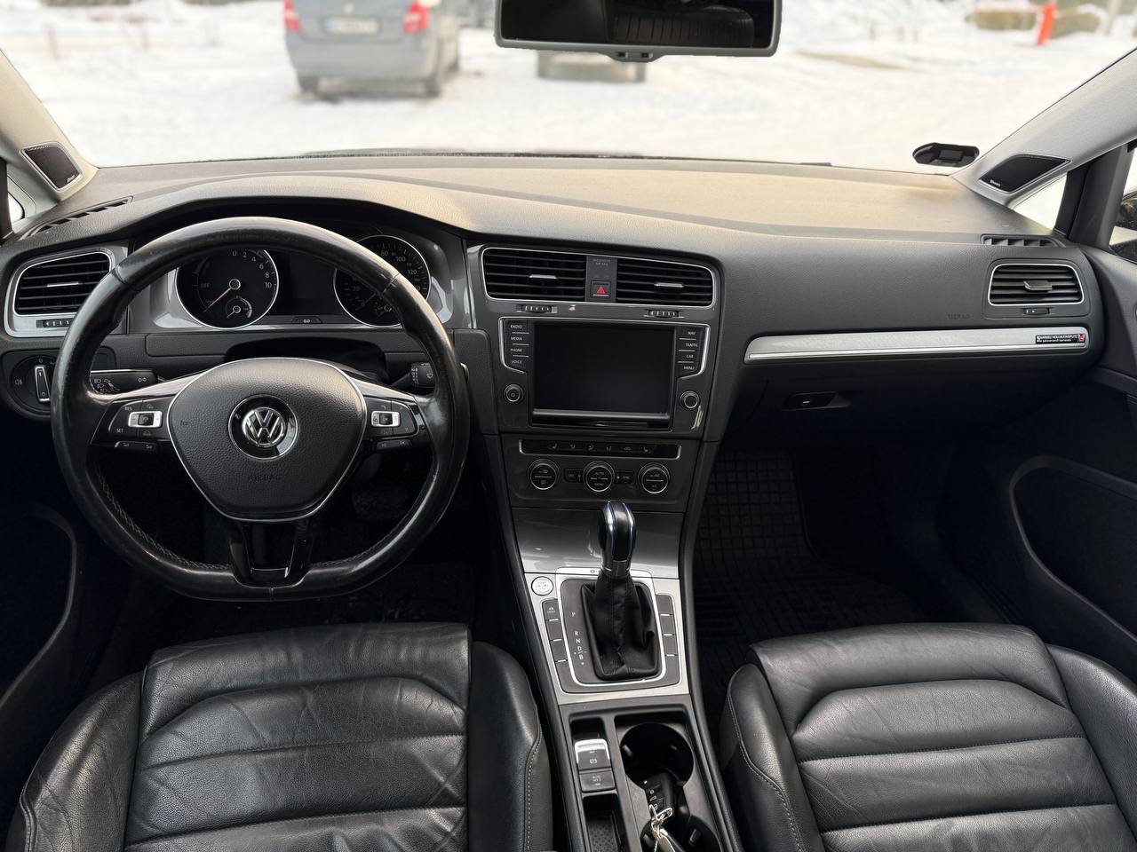 Фото - Volkswagen E-Golf #10