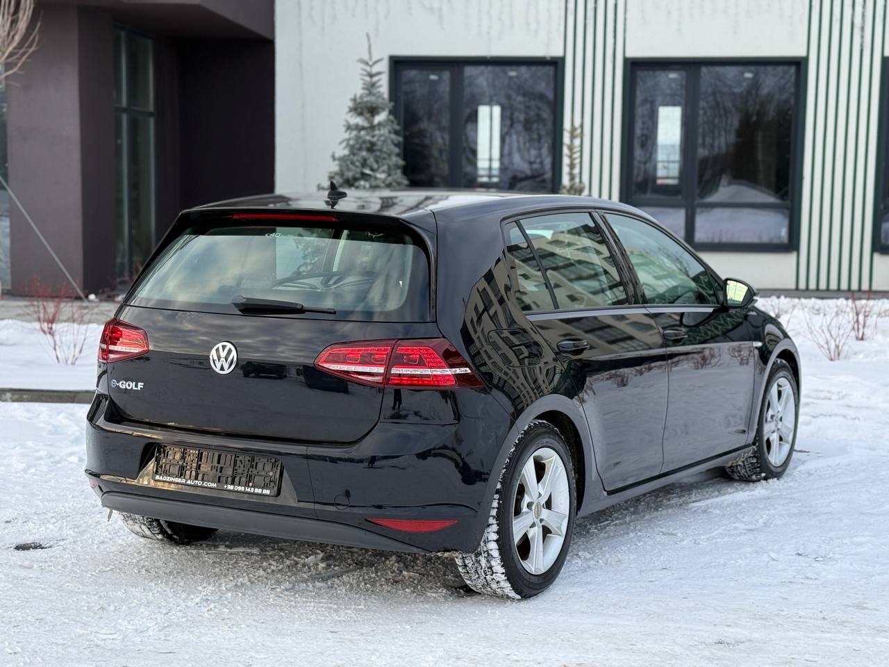 Фото - Volkswagen E-Golf #5