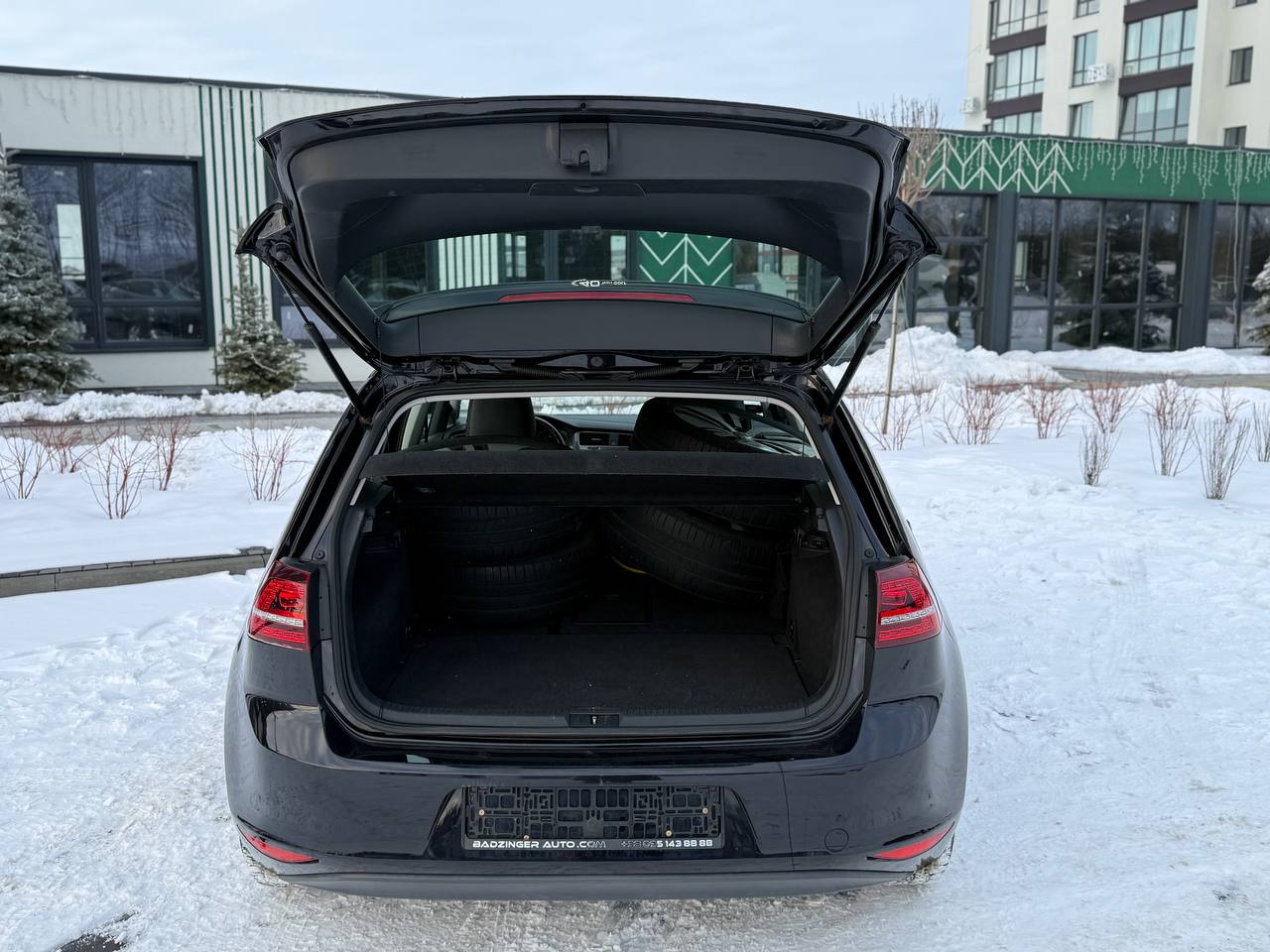 Фото - Volkswagen E-Golf #7