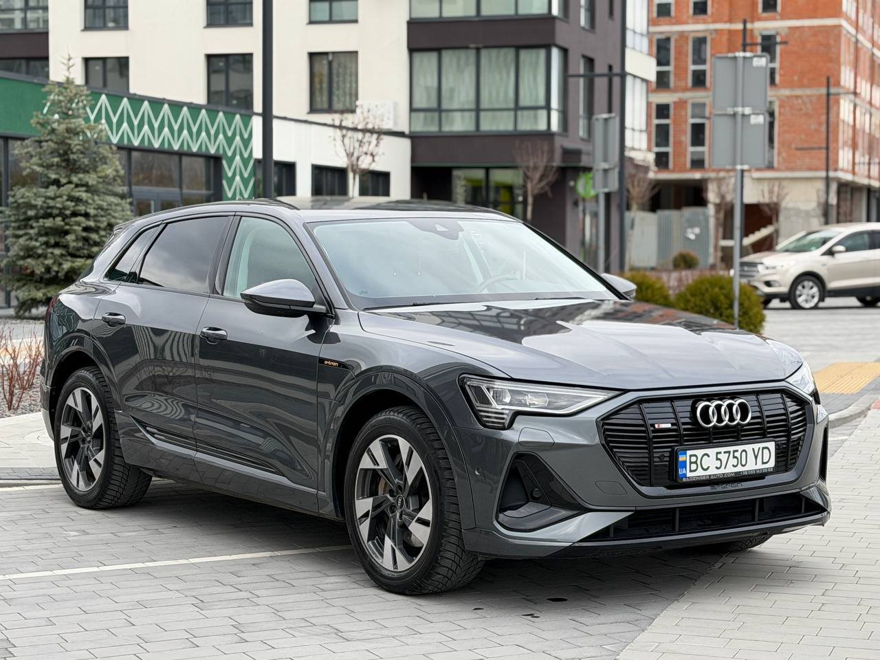 Фото - Audi E-tron #3