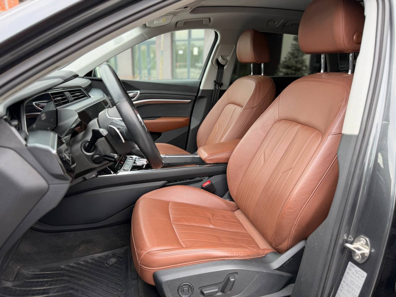 Фото - Audi E-tron #8