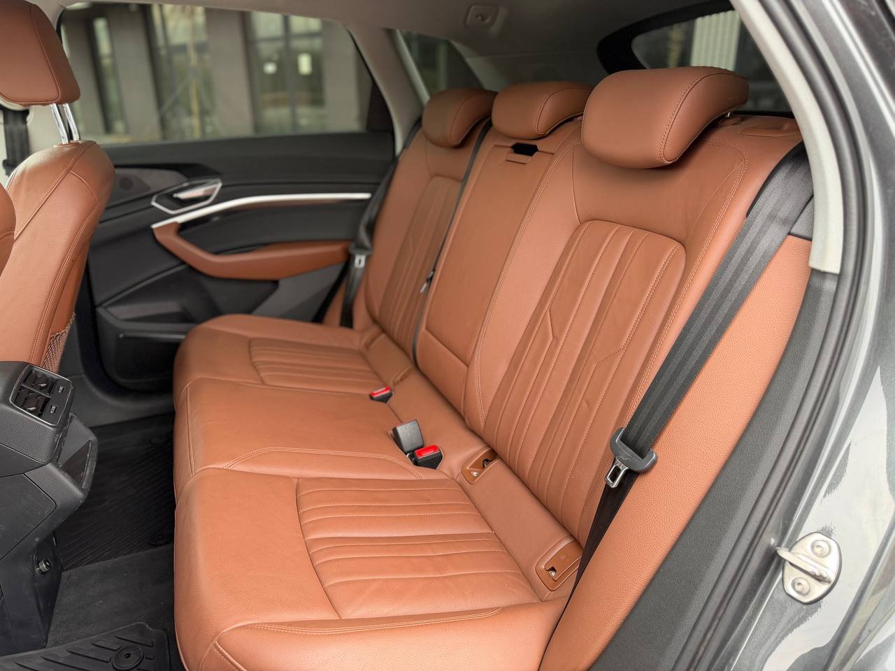 Фото - Audi E-tron #9