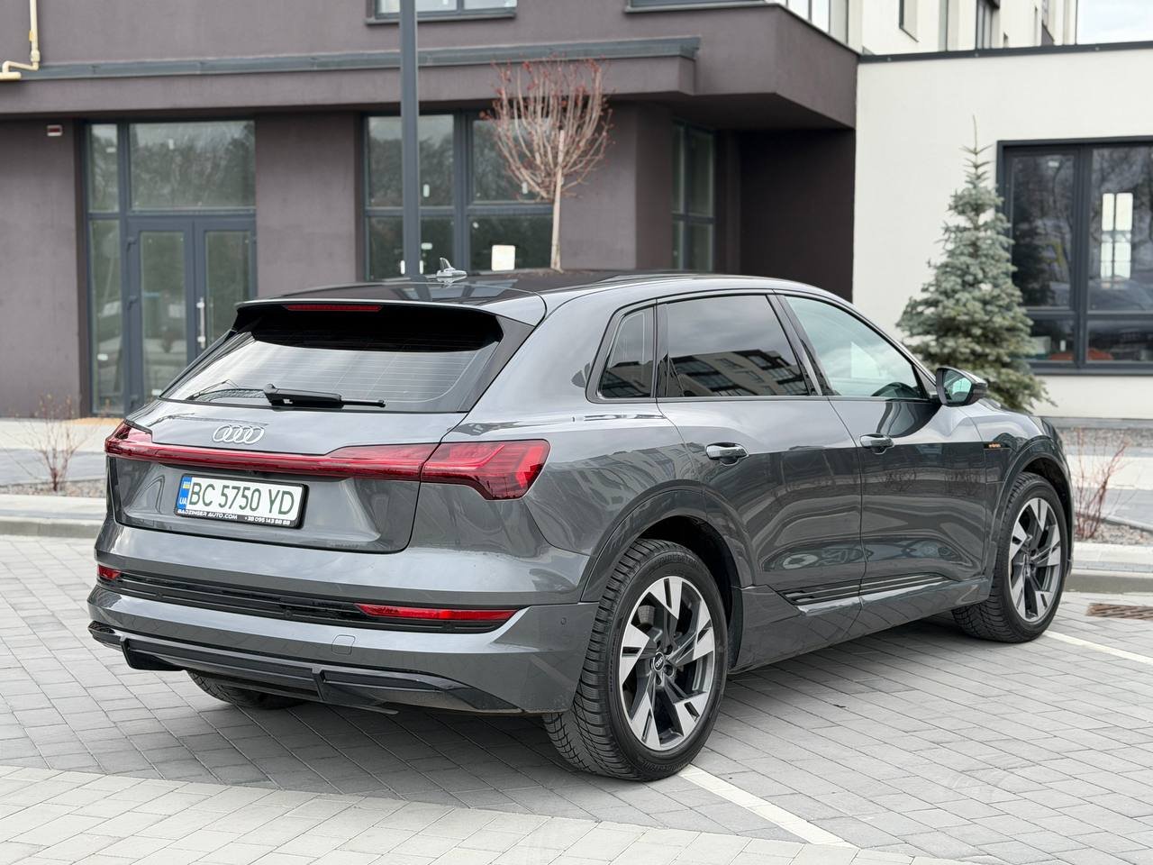 Фото - Audi E-tron #4