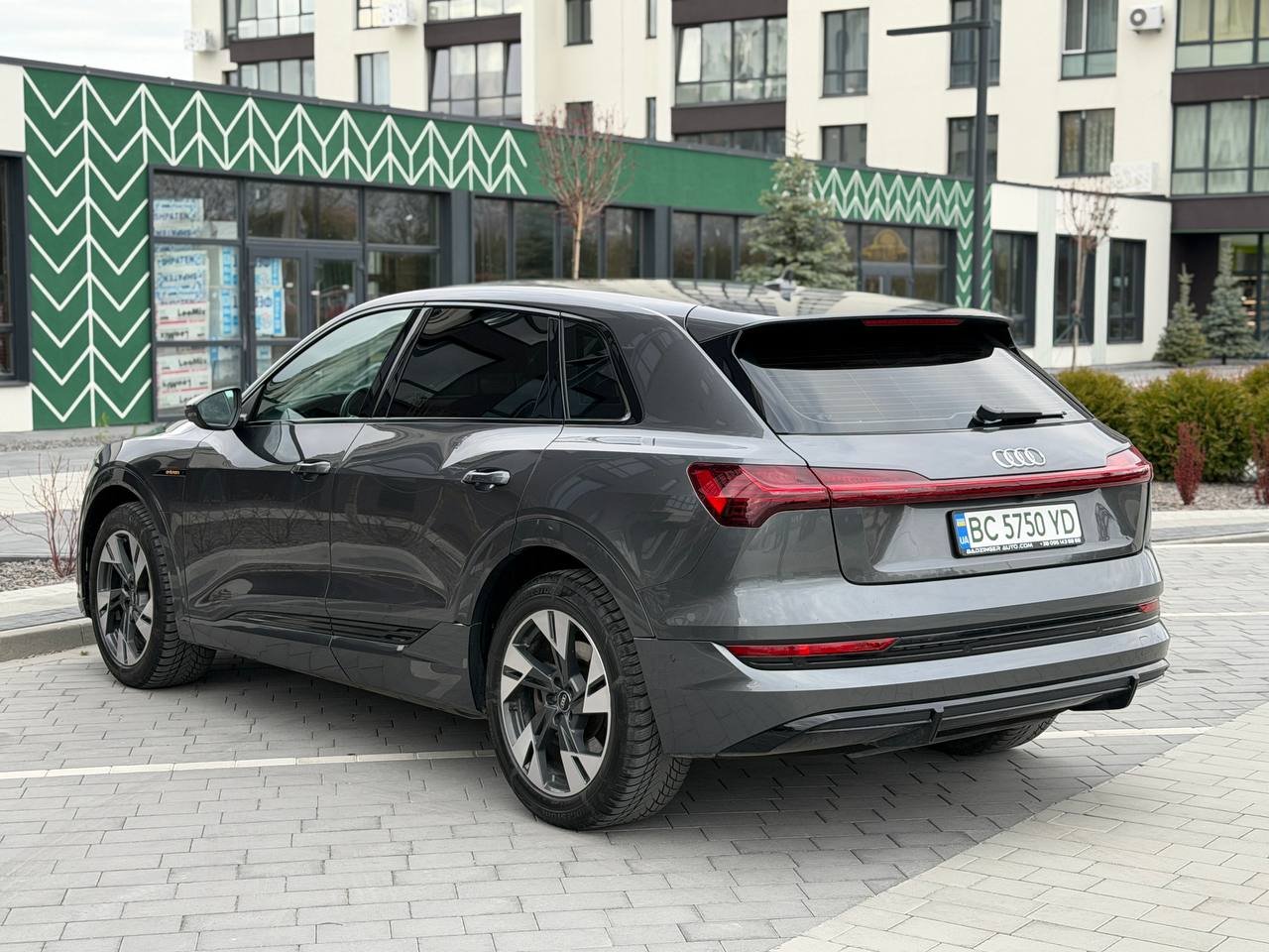 Фото - Audi E-tron #6