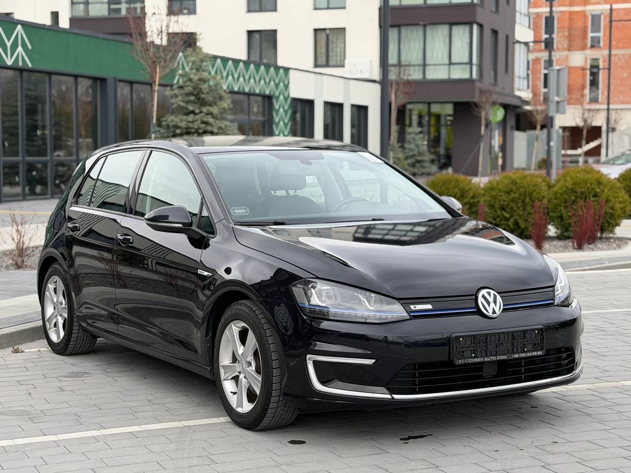 Фото - Volkswagen E-Golf #3