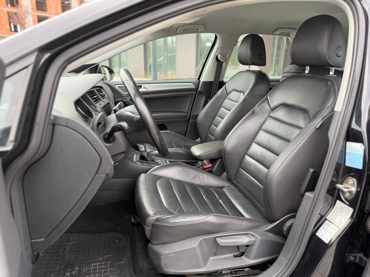 Фото - Volkswagen E-Golf #9