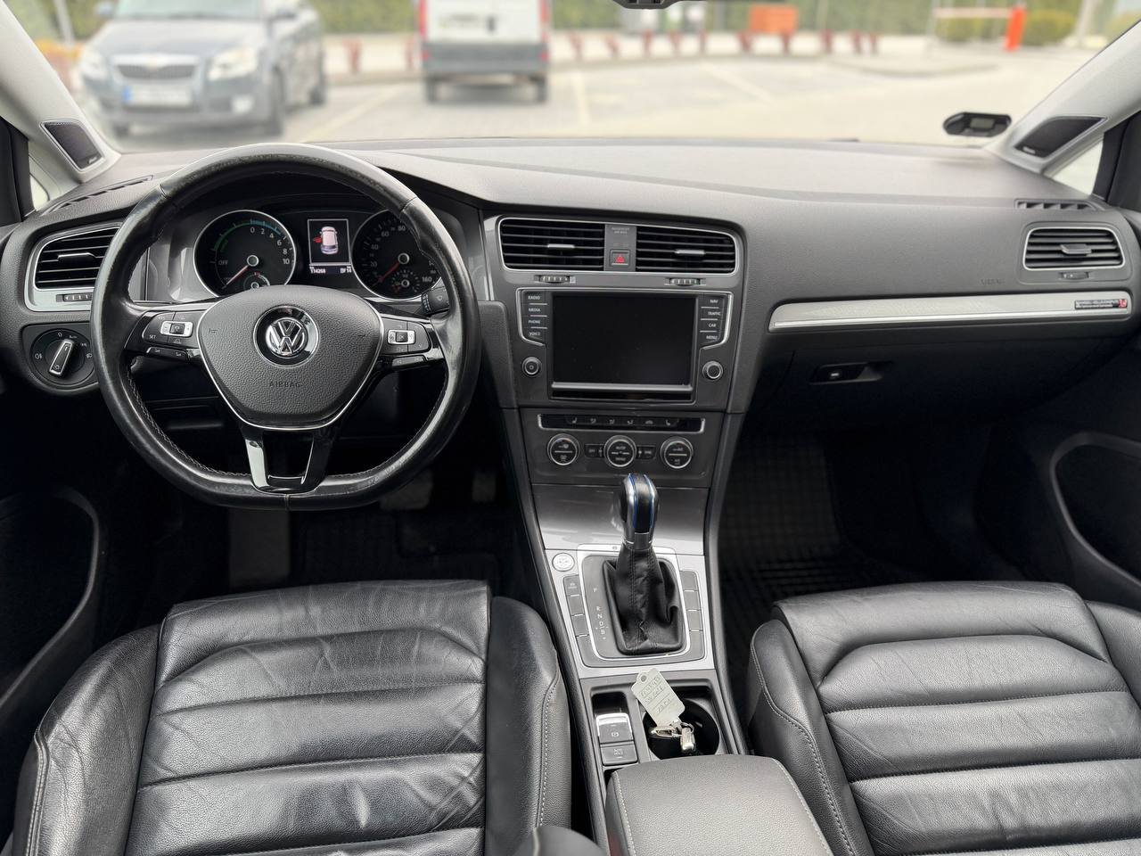 Фото - Volkswagen E-Golf #10