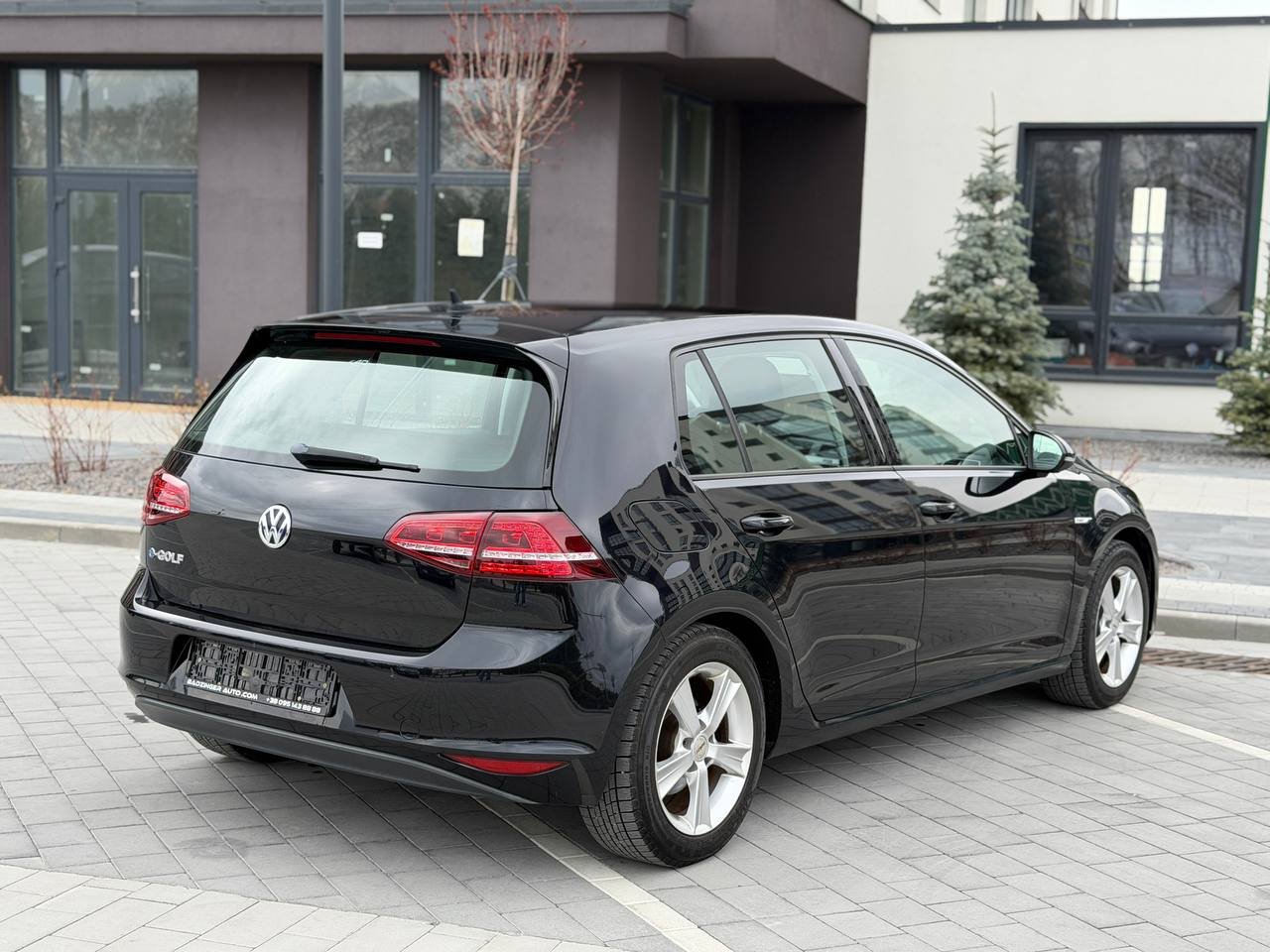 Фото - Volkswagen E-Golf #4