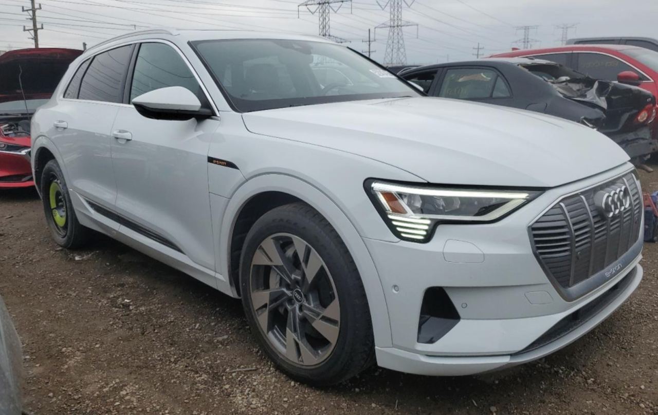 Фото - Audi E-tron #3