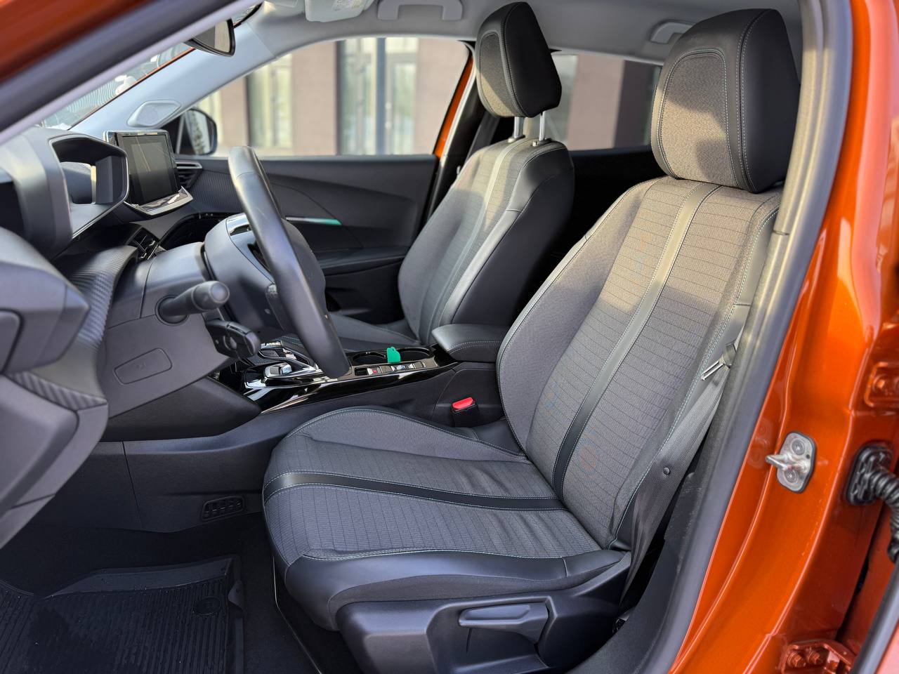 Фото - Peugeot e-2008 #7