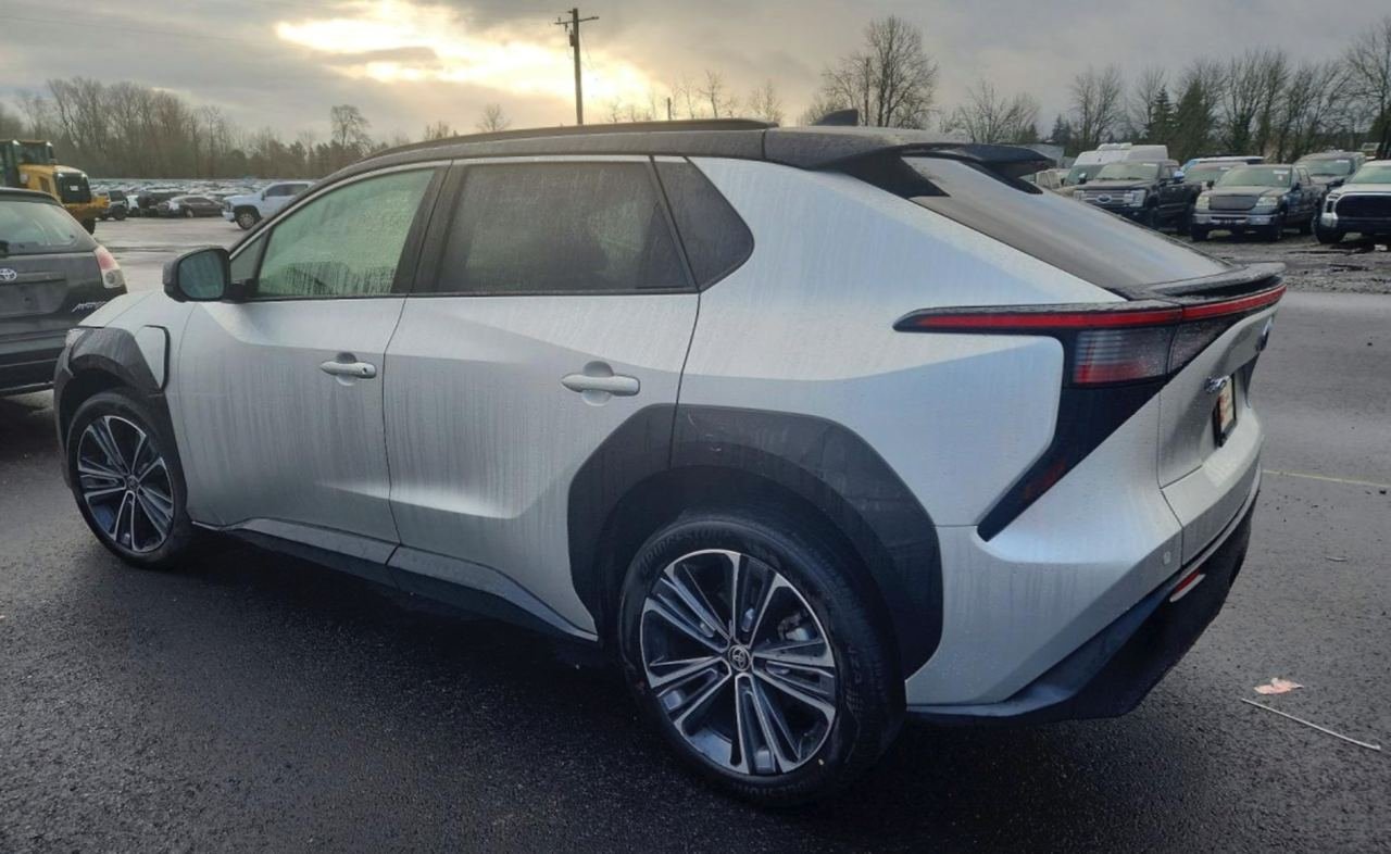 Фото - Toyota bZ4X #5