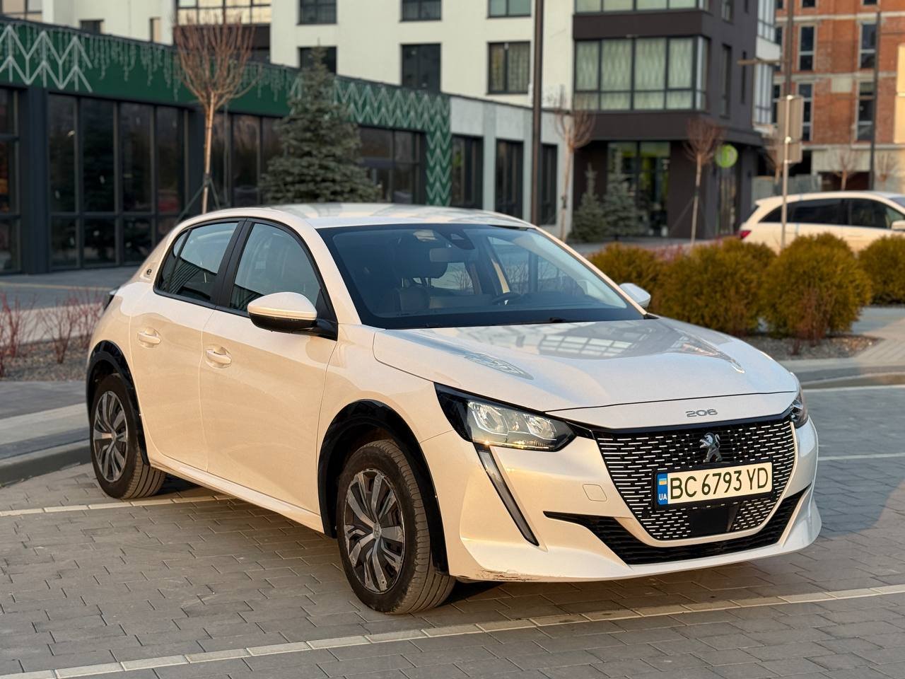 Фото - Peugeot e-208 #3