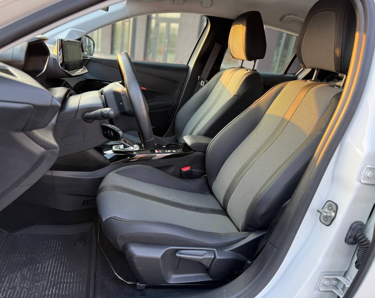 Фото - Peugeot e-208 #8