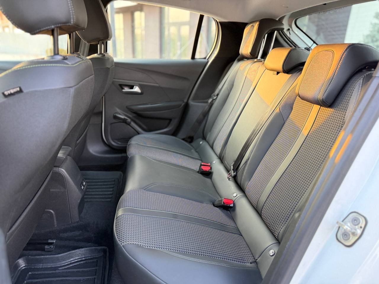 Фото - Peugeot e-208 #9