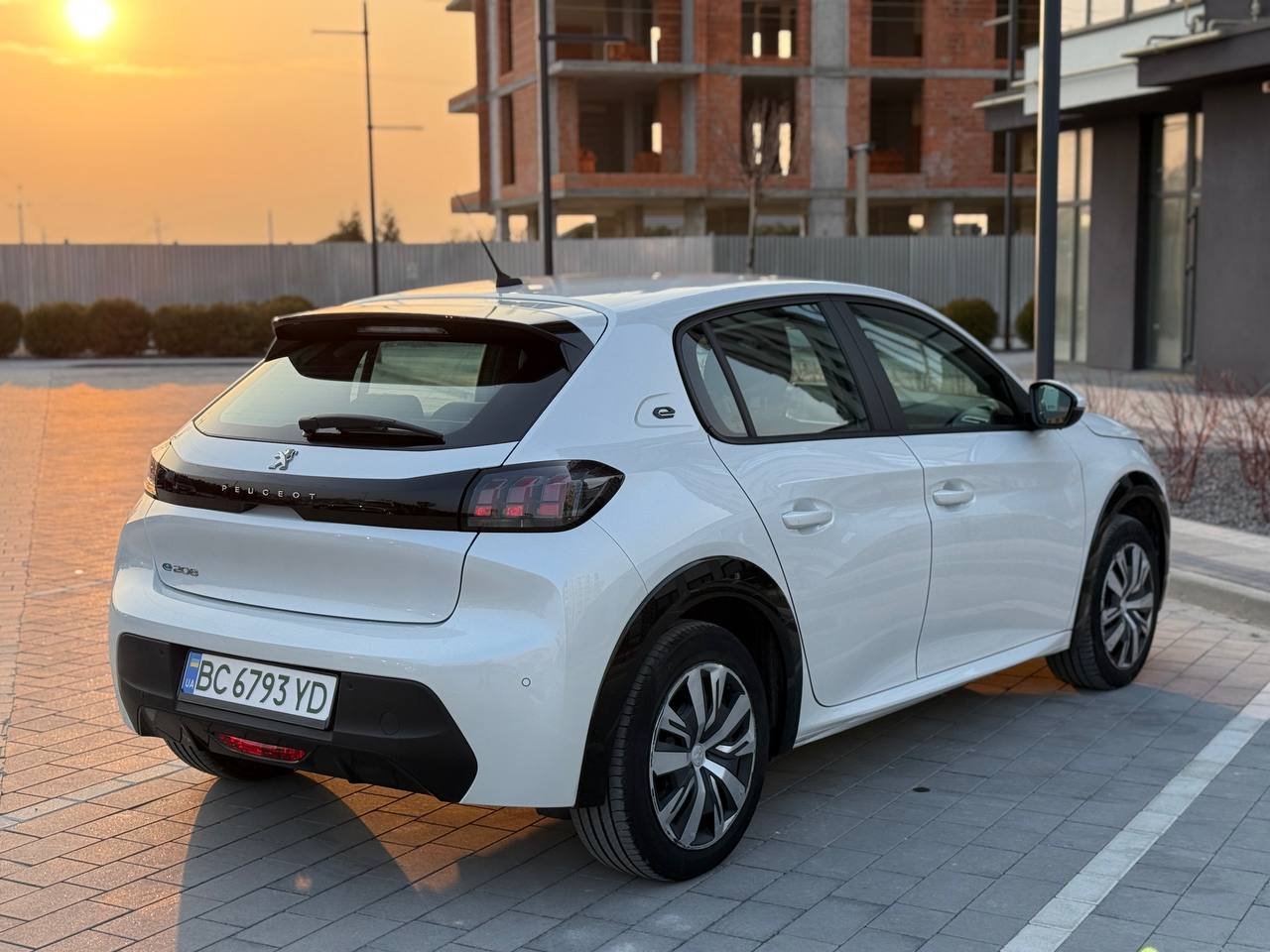 Фото - Peugeot e-208 #6