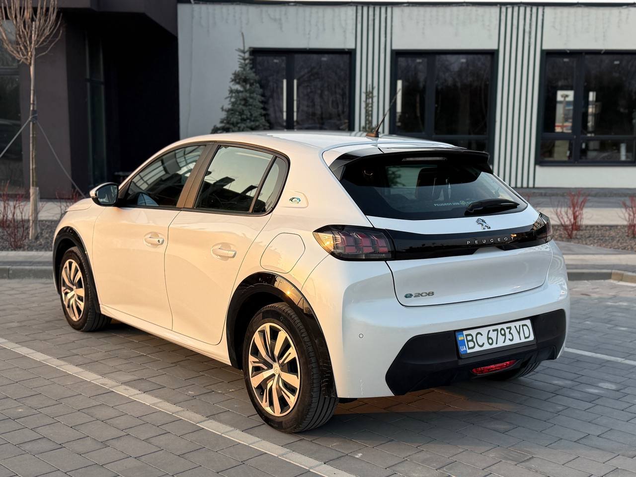 Фото - Peugeot e-208 #4